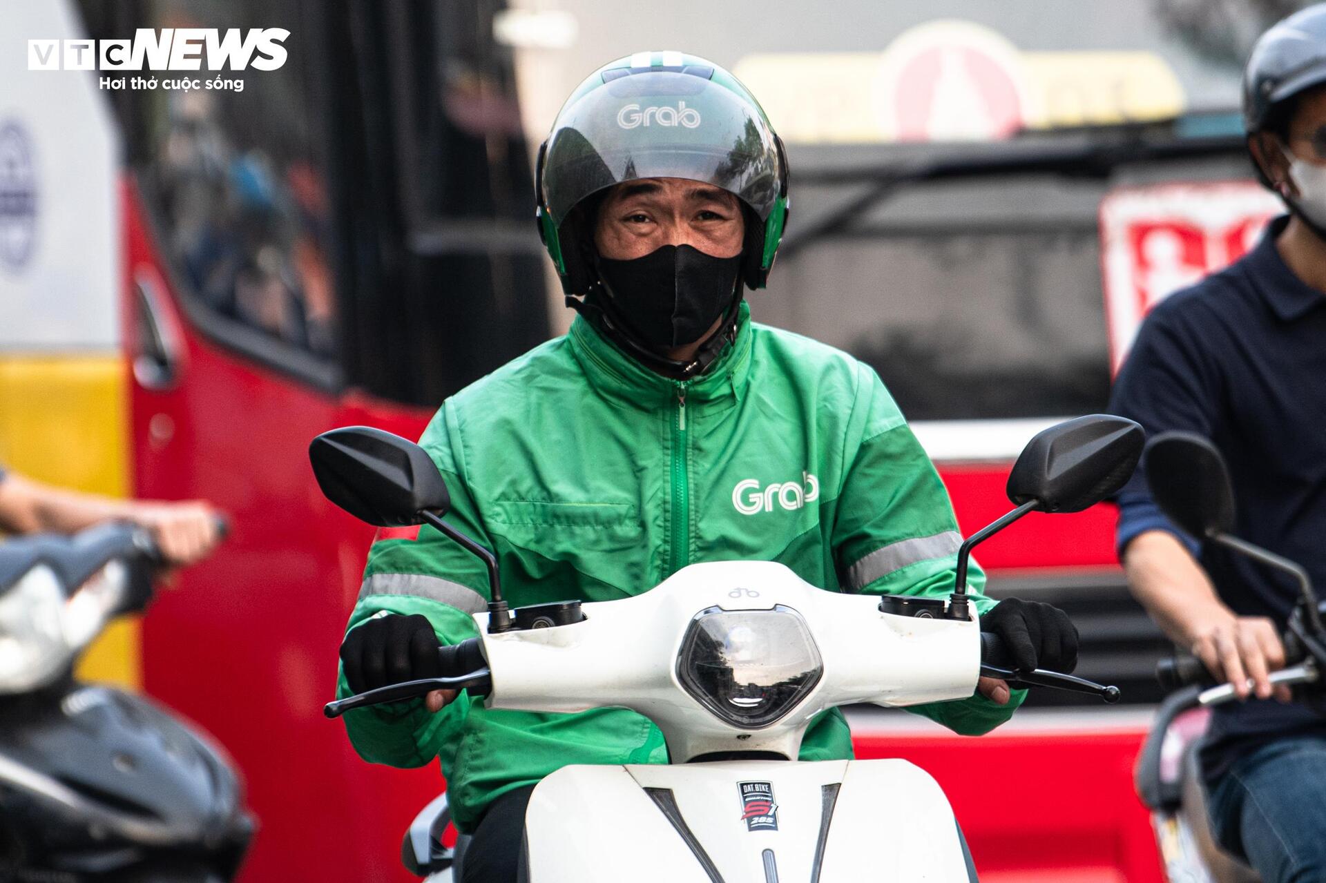 Lô cốt chiếm 1/3 lòng đường, người Hà Nội chật vật nhích từng mét về nhà - 8