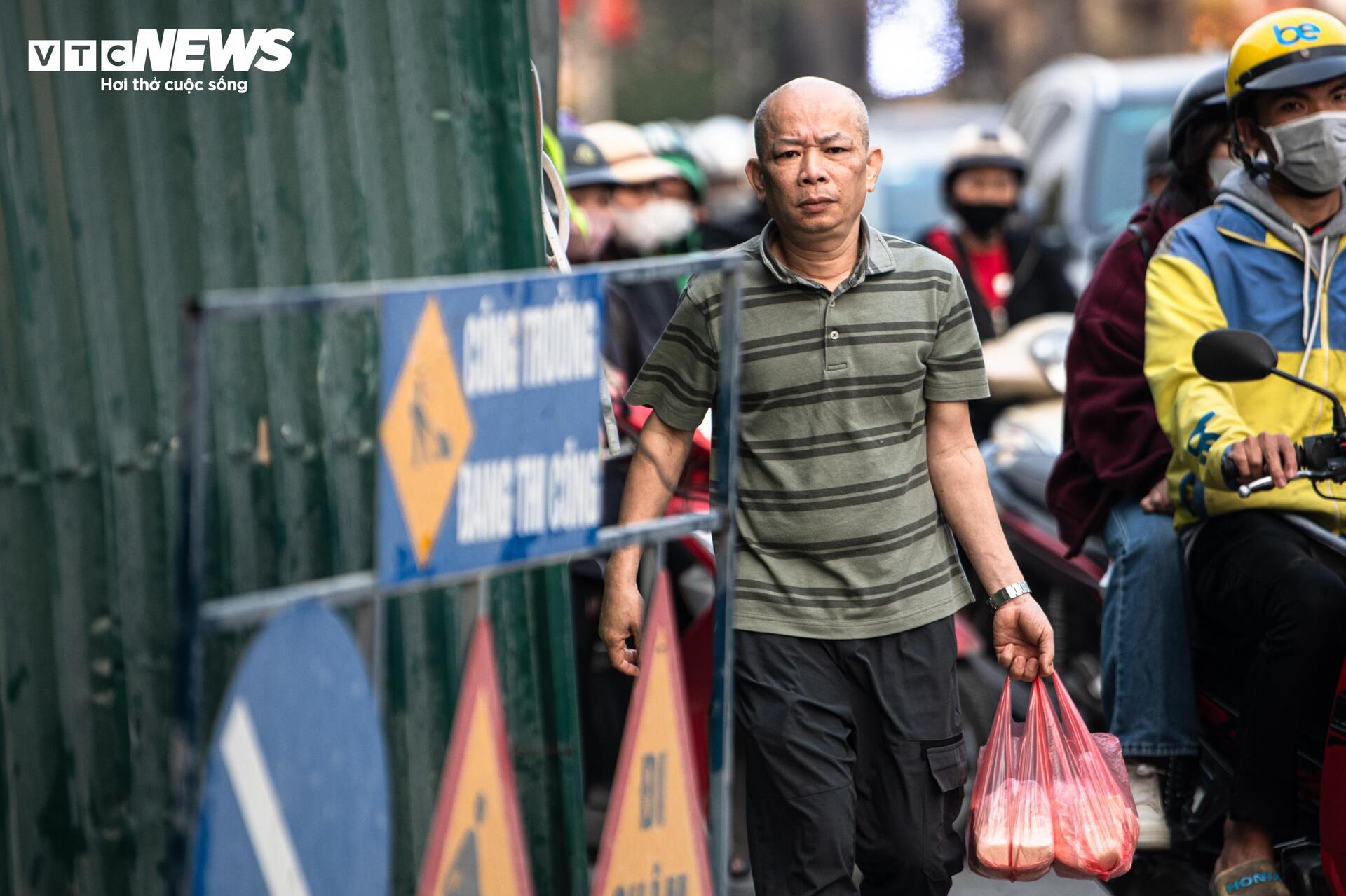 Lô cốt chiếm 1/3 lòng đường, người Hà Nội chật vật nhích từng mét về nhà - 9