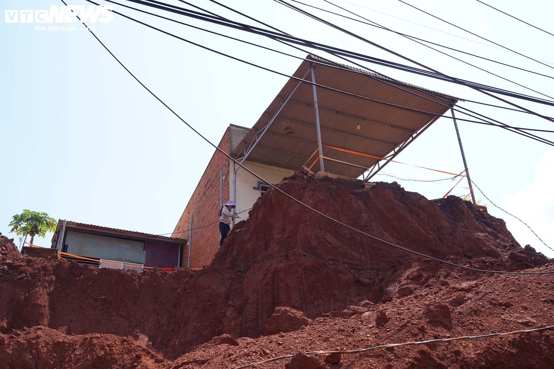 Nhà bị 'treo cao' ở Đồng Nai: Sau lời xin lỗi, dân mong 'chốt' thời điểm hỗ trợ - 2