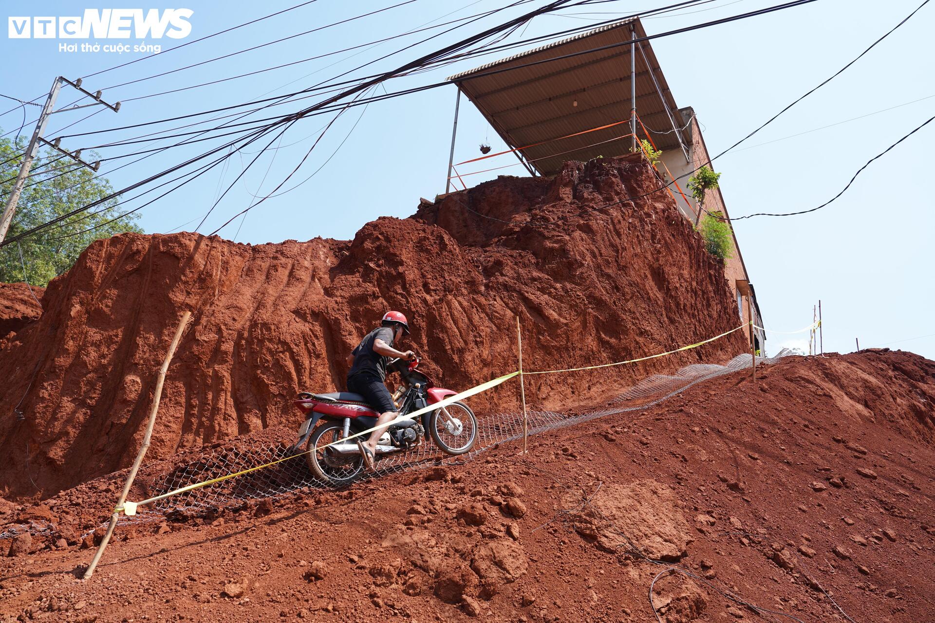 Nhà bị 'treo cao' ở Đồng Nai: Sau lời xin lỗi, dân mong 'chốt' thời điểm hỗ trợ - 1