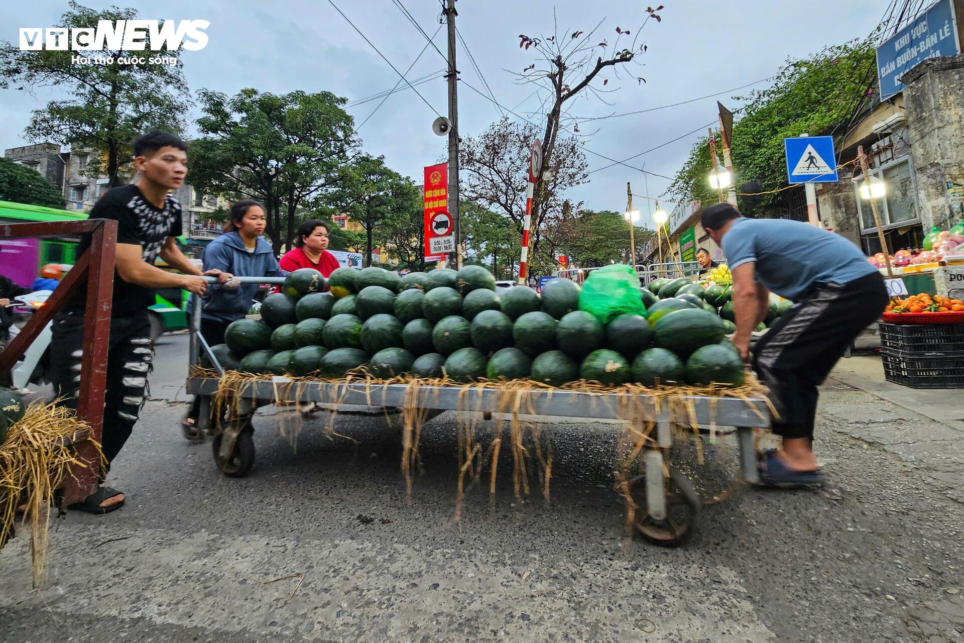 Tiểu thương chợ đầu mối Hà Nội chiếm vỉa hè, nháo nhác dọn hàng khi thấy công an - 11