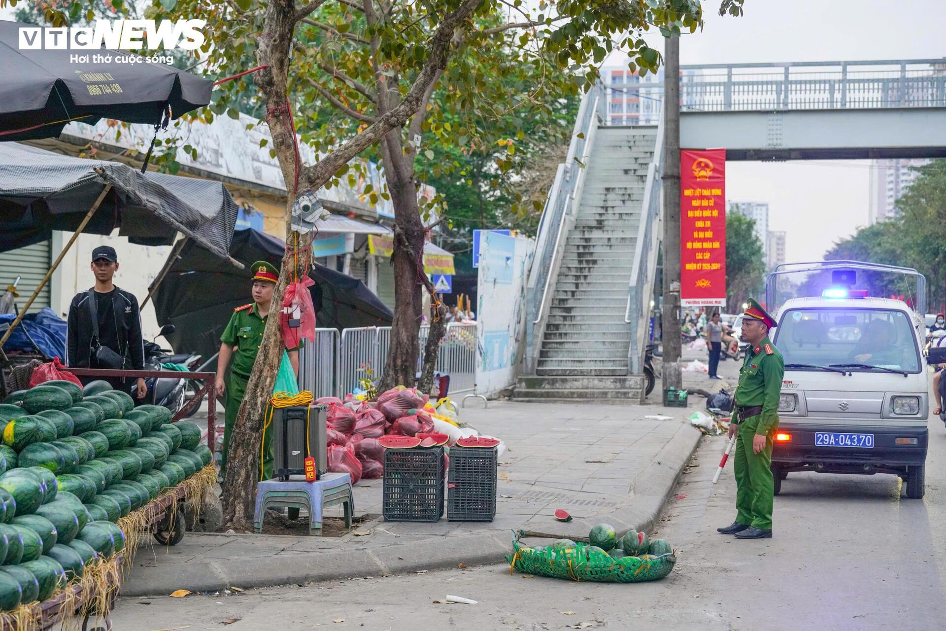 Tiểu thương chợ đầu mối Hà Nội chiếm vỉa hè, nháo nhác dọn hàng khi thấy công an - 12