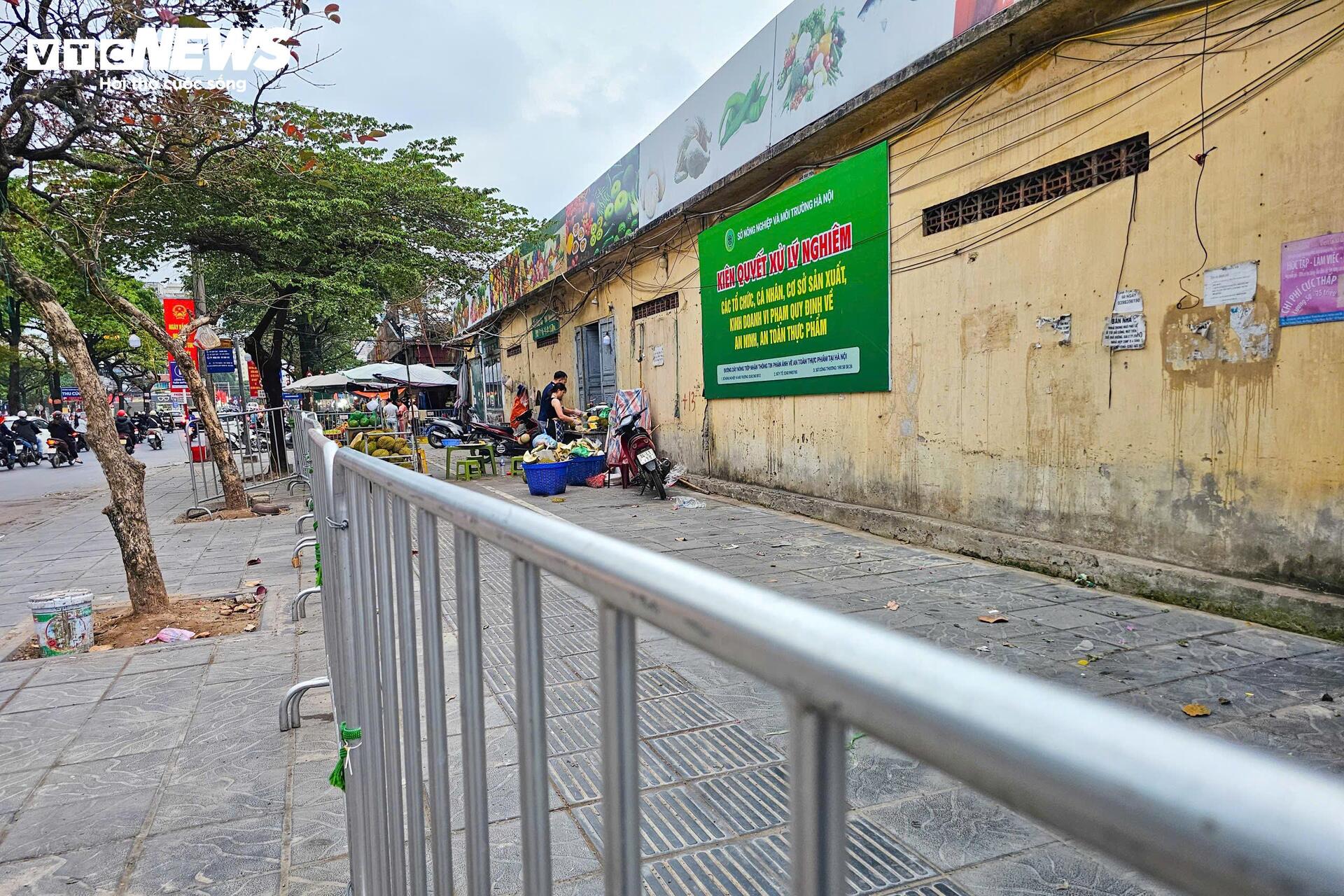 Tiểu thương chợ đầu mối Hà Nội chiếm vỉa hè, nháo nhác dọn hàng khi thấy công an - 13