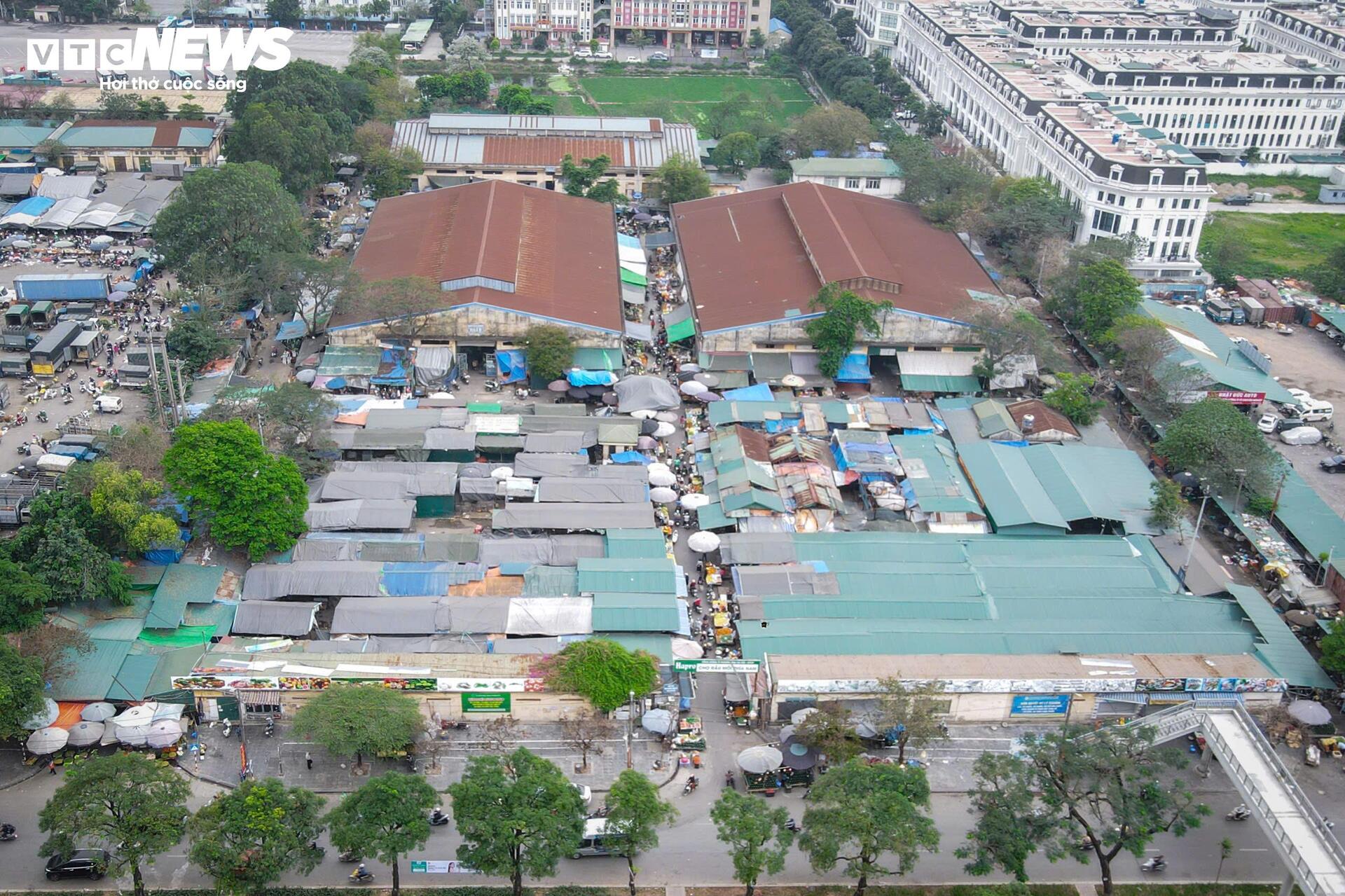 Tiểu thương chợ đầu mối Hà Nội chiếm vỉa hè, nháo nhác dọn hàng khi thấy công an - 1