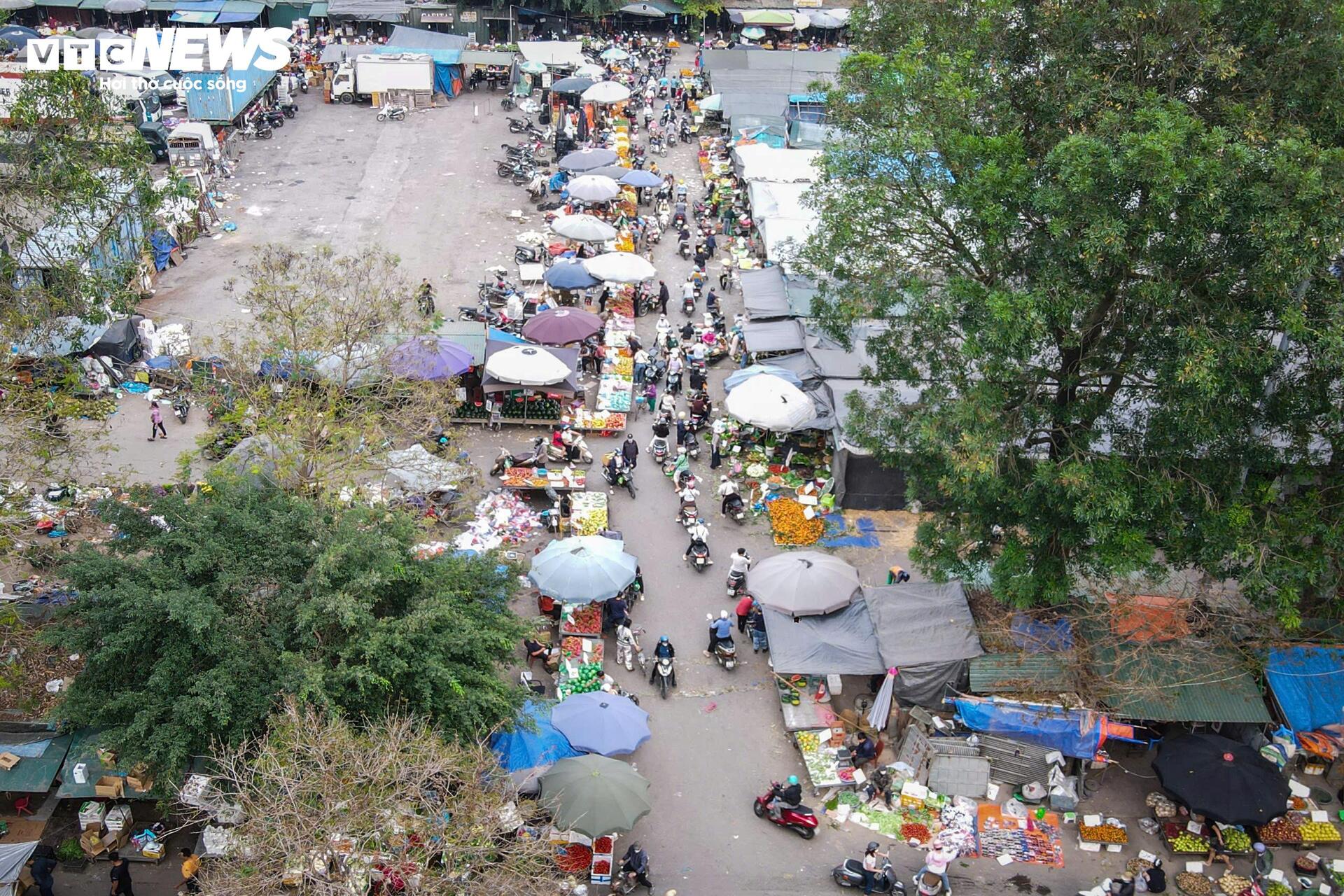 Tiểu thương chợ đầu mối Hà Nội chiếm vỉa hè, nháo nhác dọn hàng khi thấy công an - 2