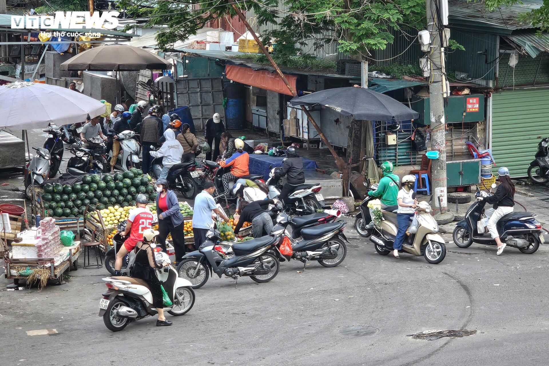 Tiểu thương chợ đầu mối Hà Nội chiếm vỉa hè, nháo nhác dọn hàng khi thấy công an - 3