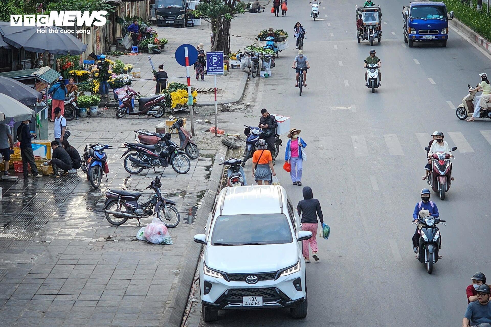 Tiểu thương chợ đầu mối Hà Nội chiếm vỉa hè, nháo nhác dọn hàng khi thấy công an - 6