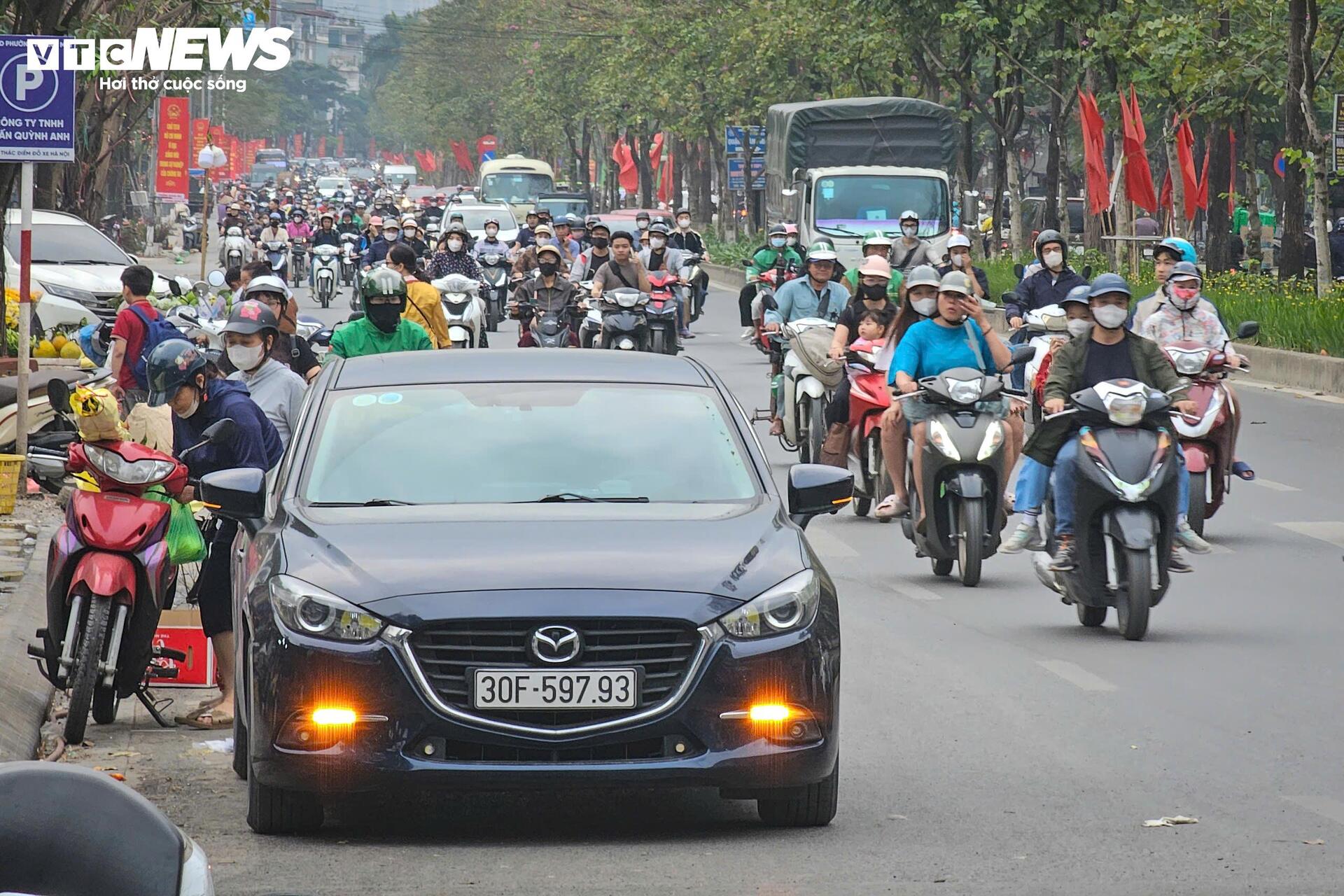 Tiểu thương chợ đầu mối Hà Nội chiếm vỉa hè, nháo nhác dọn hàng khi thấy công an - 7