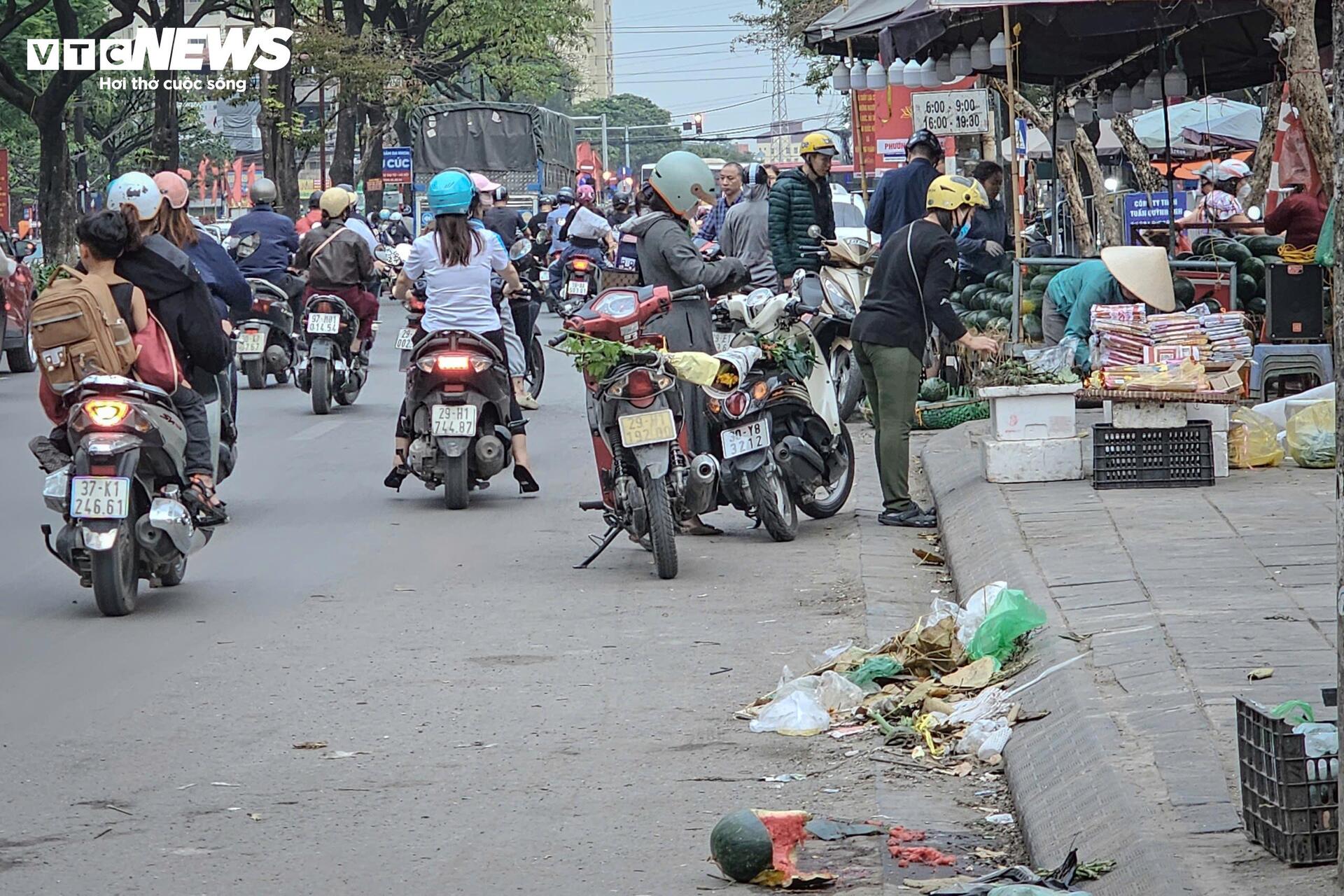 Tiểu thương chợ đầu mối Hà Nội chiếm vỉa hè, nháo nhác dọn hàng khi thấy công an - 8