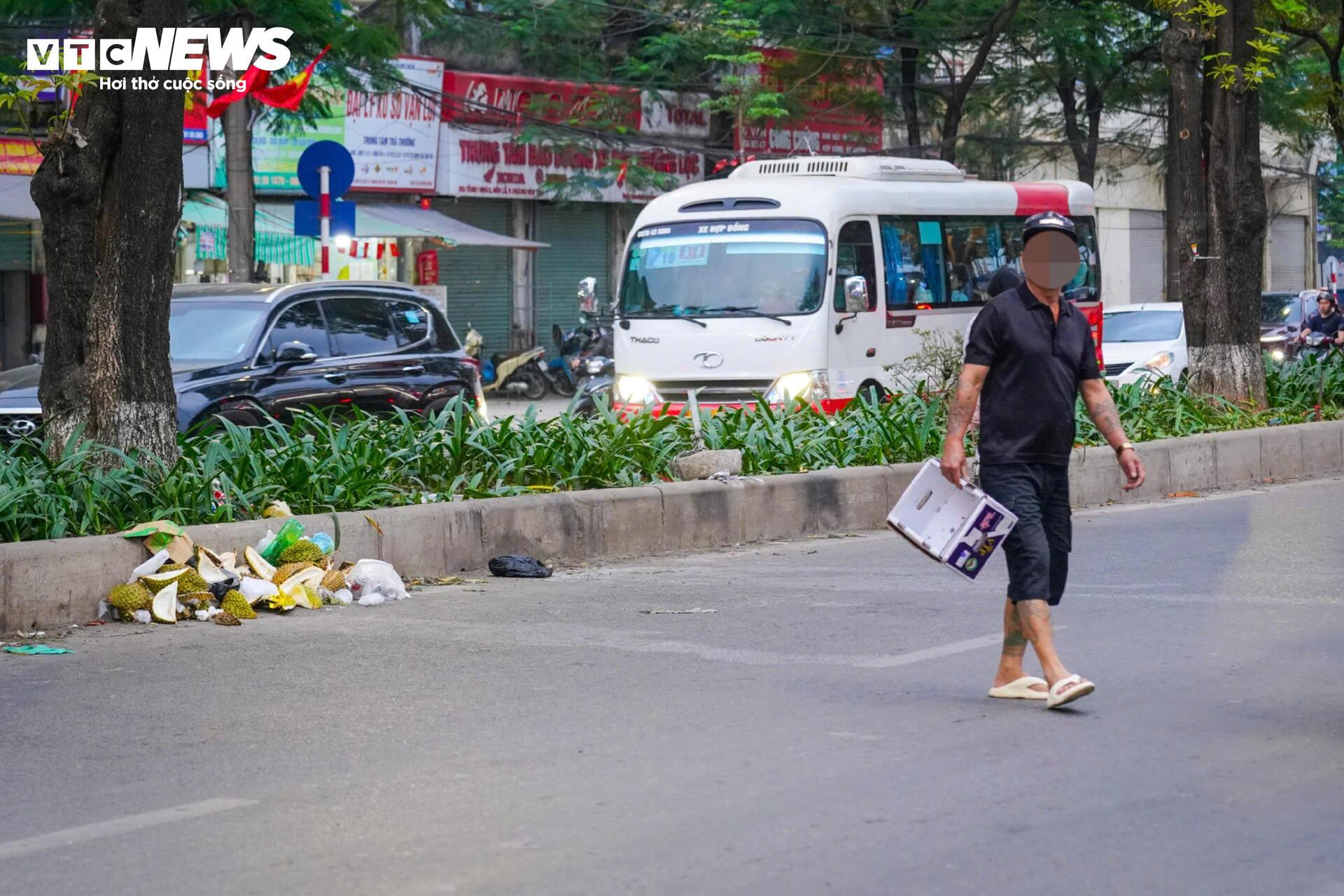 Tiểu thương chợ đầu mối Hà Nội chiếm vỉa hè, nháo nhác dọn hàng khi thấy công an - 9