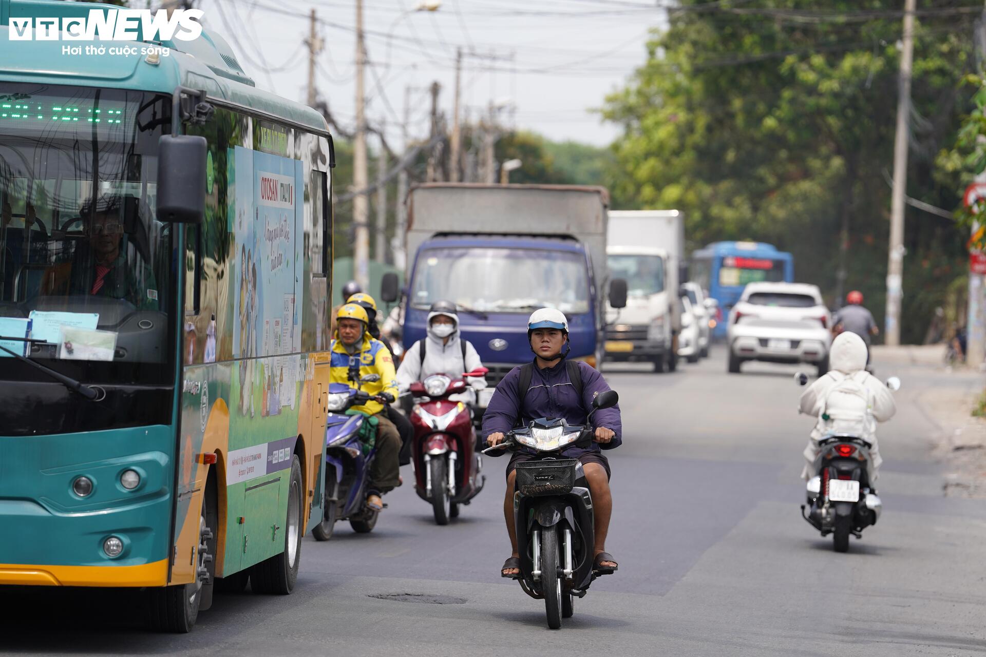 Cổng chính Đại học Quốc gia TP.HCM dang dở vì vướng mặt bằng - 7