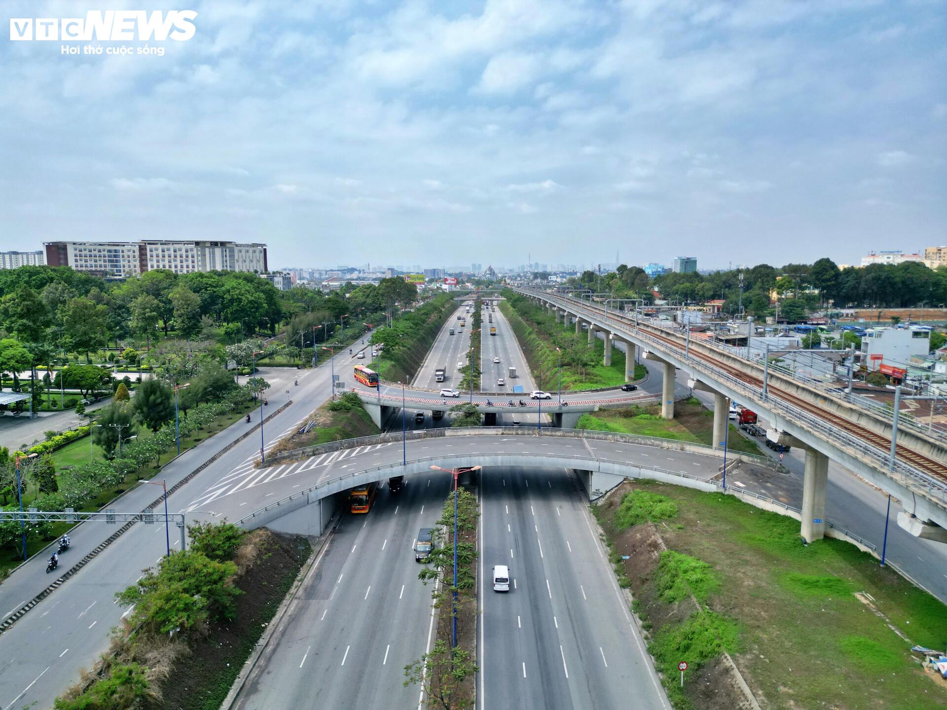 Cổng chính Đại học Quốc gia TP.HCM dang dở vì vướng mặt bằng - 5