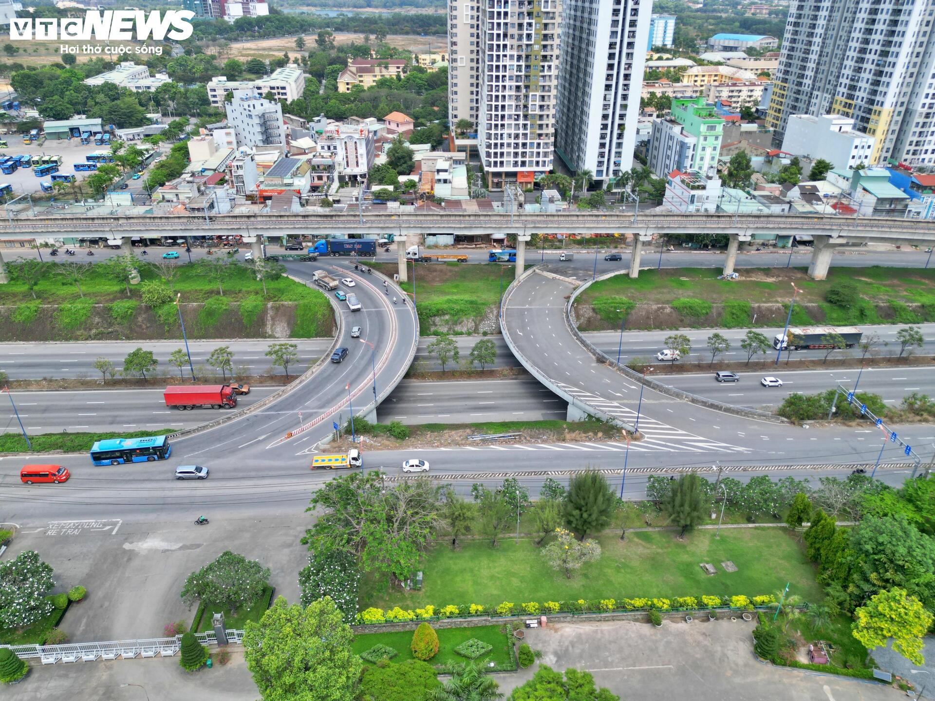 Cổng chính Đại học Quốc gia TP.HCM dang dở vì vướng mặt bằng - 8