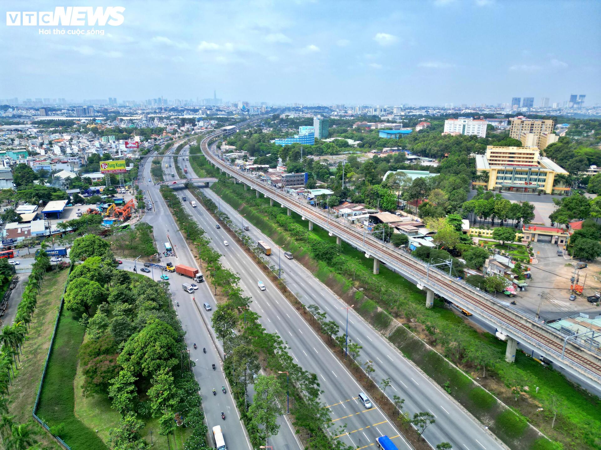 Cổng chính Đại học Quốc gia TP.HCM dang dở vì vướng mặt bằng - 6