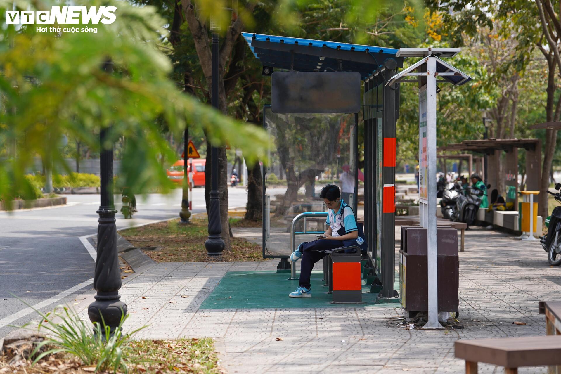 Cổng chính Đại học Quốc gia TP.HCM dang dở vì vướng mặt bằng - 9