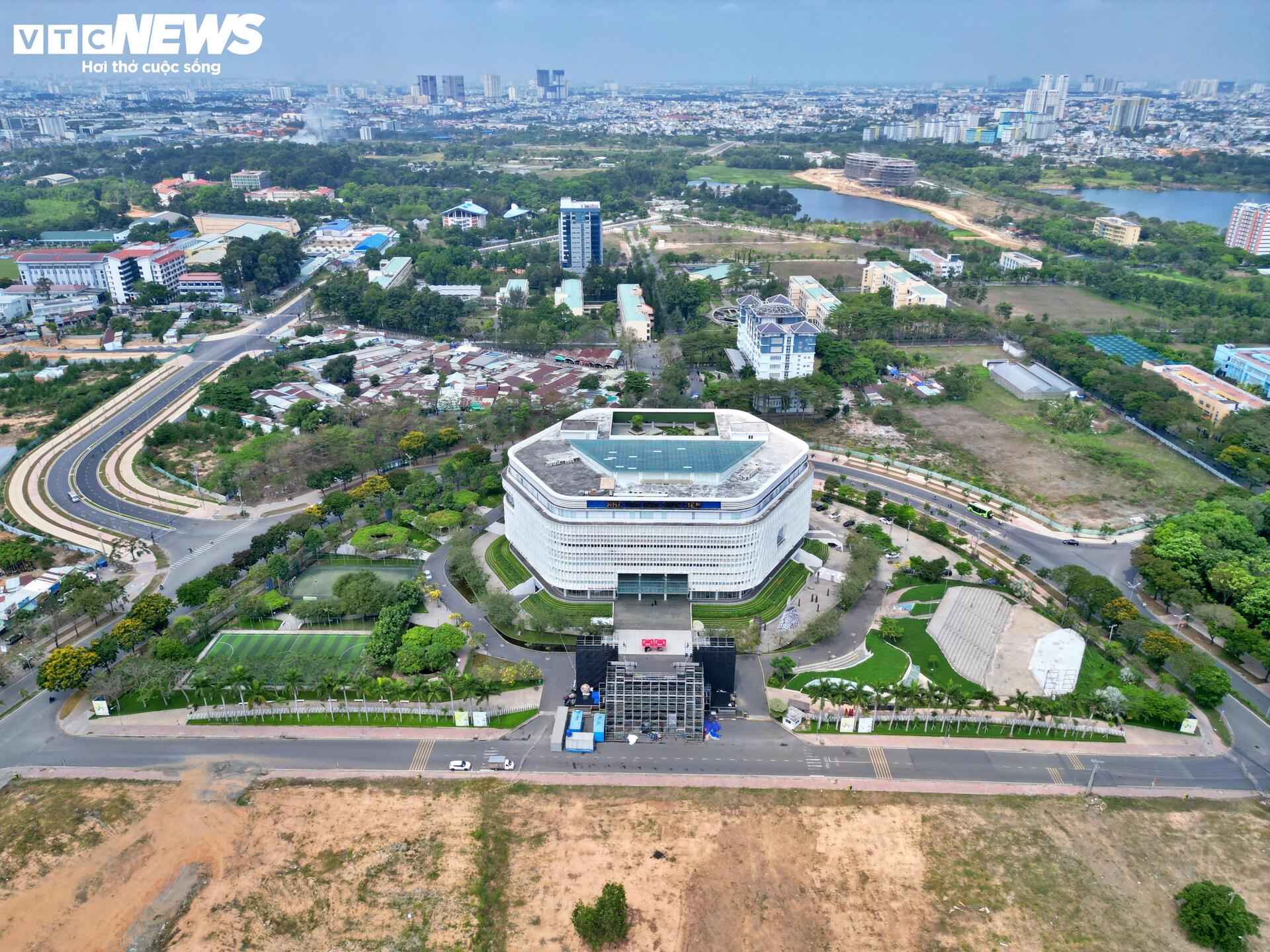 Cổng chính Đại học Quốc gia TP.HCM dang dở vì vướng mặt bằng - 2