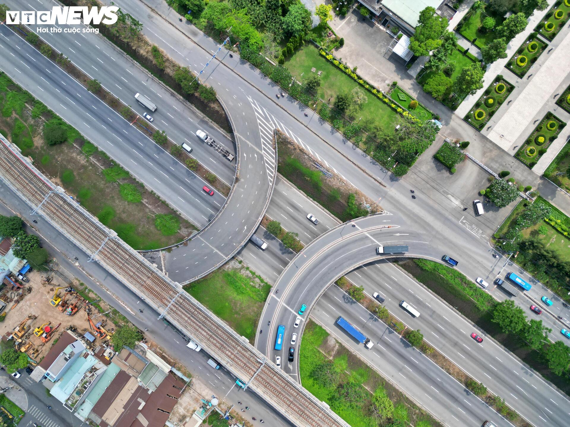 Cổng chính Đại học Quốc gia TP.HCM dang dở vì vướng mặt bằng - 12