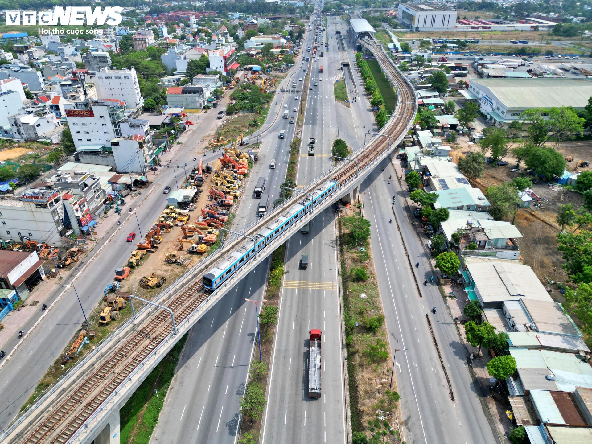 Cổng chính Đại học Quốc gia TP.HCM dang dở vì vướng mặt bằng - 13