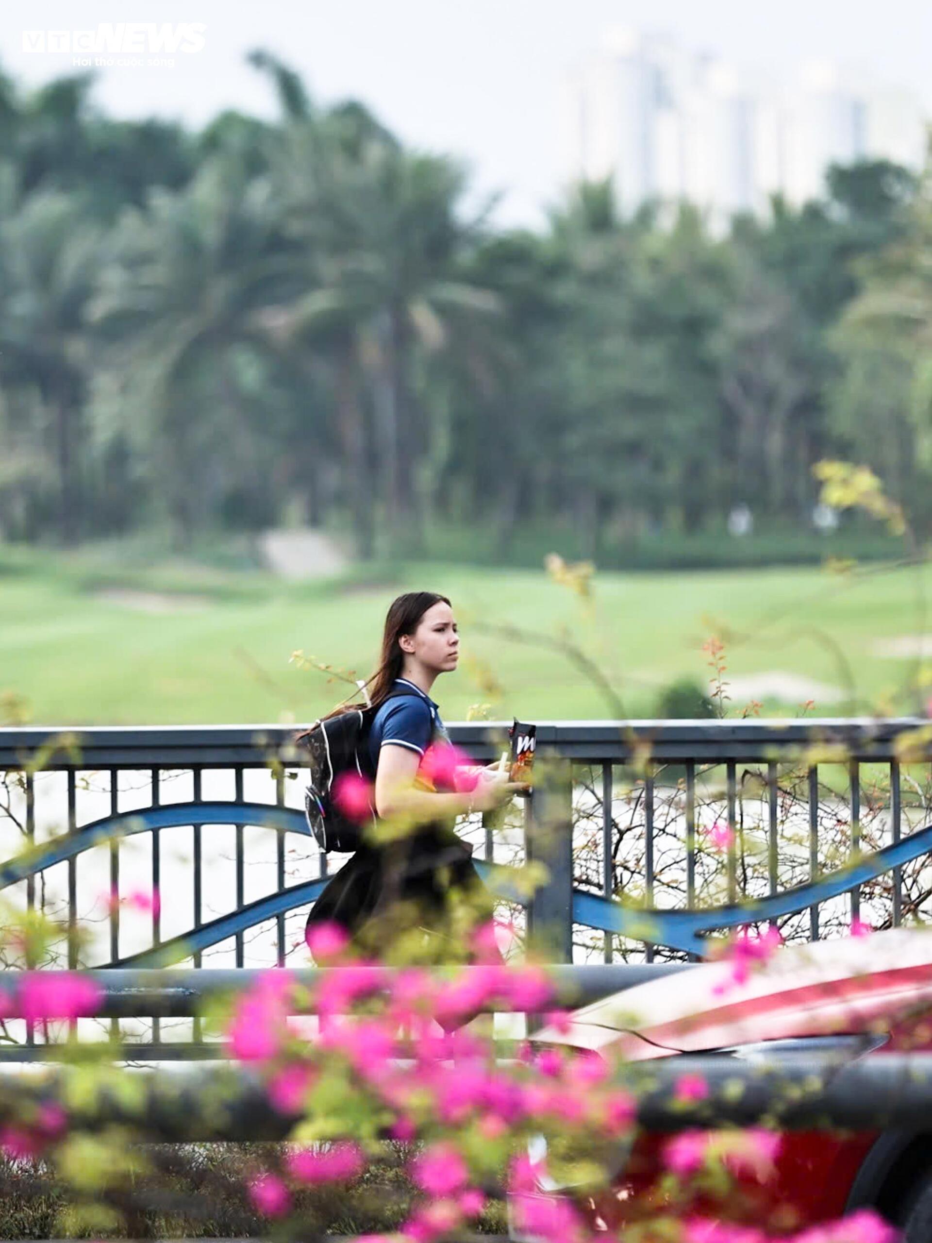 Hoa giấy phủ kín cầu Thủy Tiên, khung cảnh như 'xứ sở thần tiên' - 11