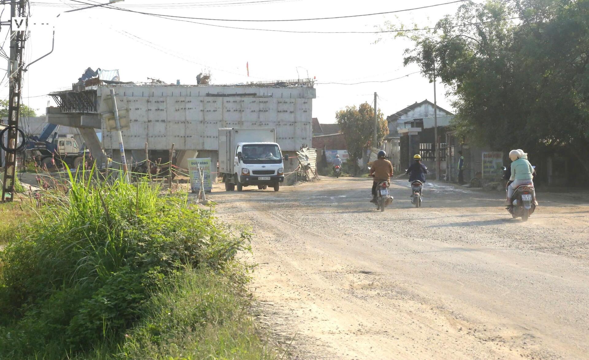 Dân ngán ngẩm dự án mở rộng quốc lộ hơn 1.800 tỷ thi công kiểu 'rùa bò' - 1