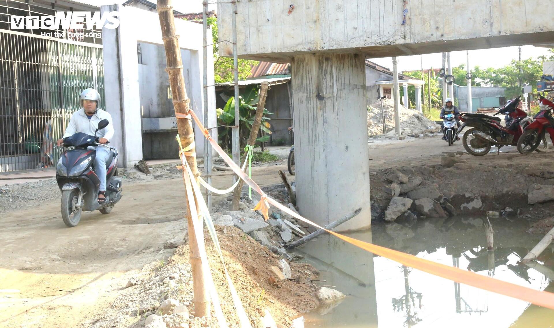 Dân ngán ngẩm dự án mở rộng quốc lộ hơn 1.800 tỷ thi công kiểu 'rùa bò' - 2