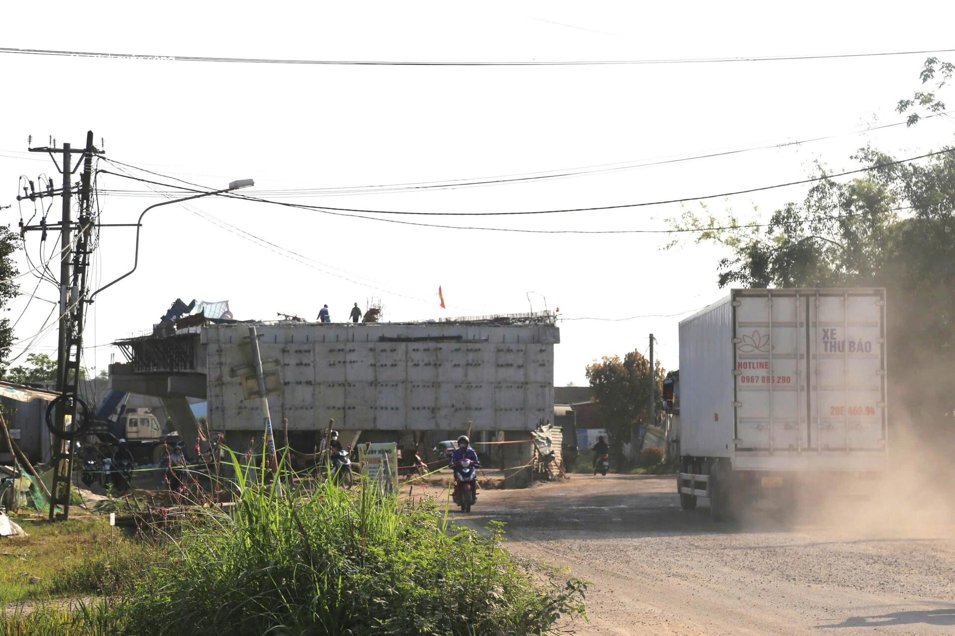 Dân ngán ngẩm dự án mở rộng quốc lộ hơn 1.800 tỷ thi công kiểu 'rùa bò' - 5