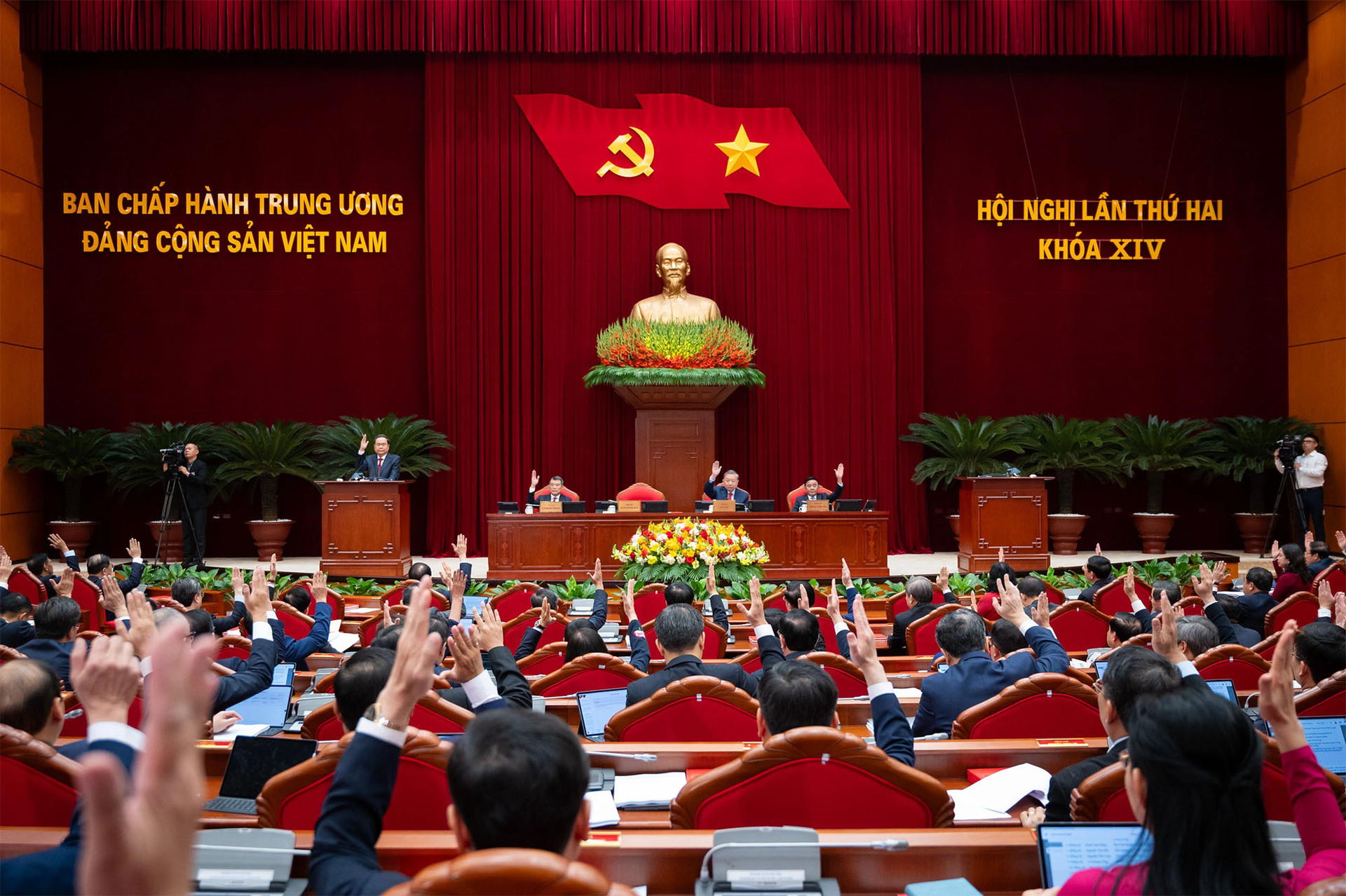 Toàn cảnh phiên khai mạc Hội nghị lần thứ 2 Ban Chấp hành Trung ương khóa XIV - 4