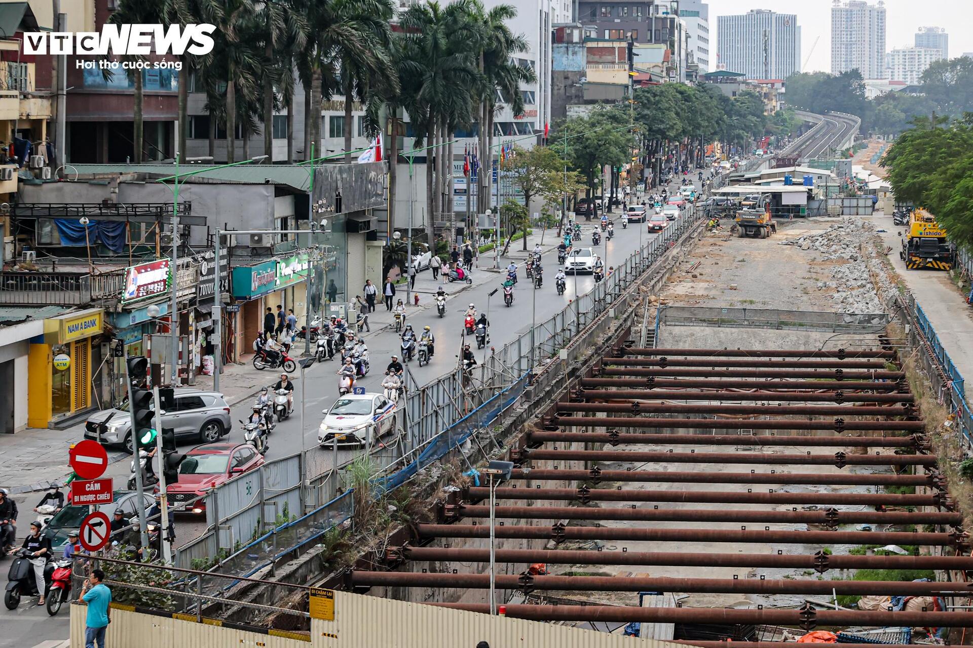 Lô cốt metro Nhổn-ga Hà Nội án ngữ gần chục năm, phố trung tâm thành 'phố chết' - 3