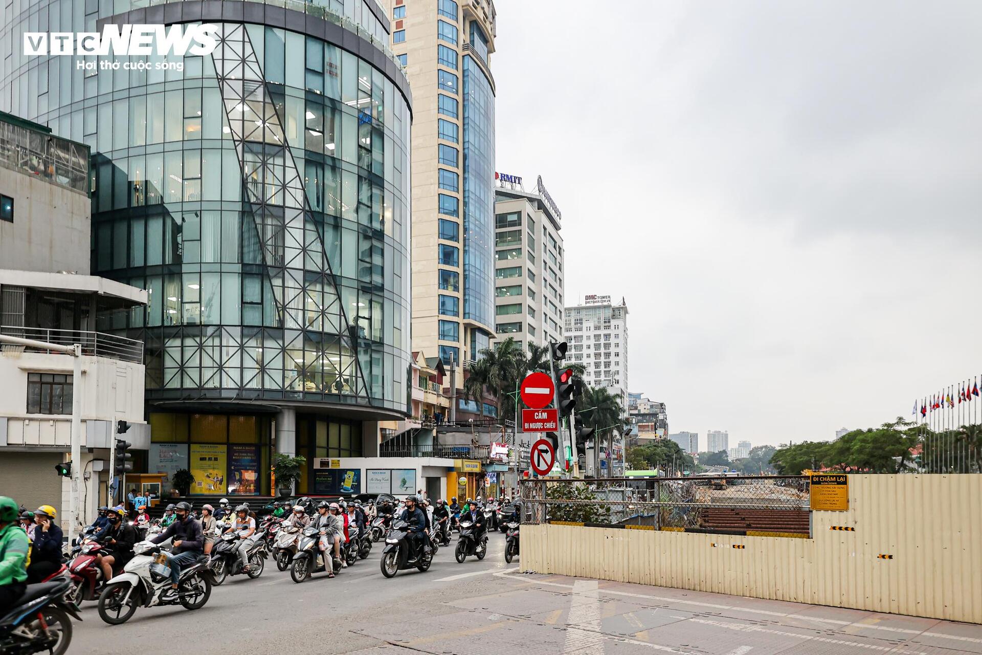 Lô cốt metro Nhổn-ga Hà Nội án ngữ gần chục năm, phố trung tâm thành 'phố chết' - 7