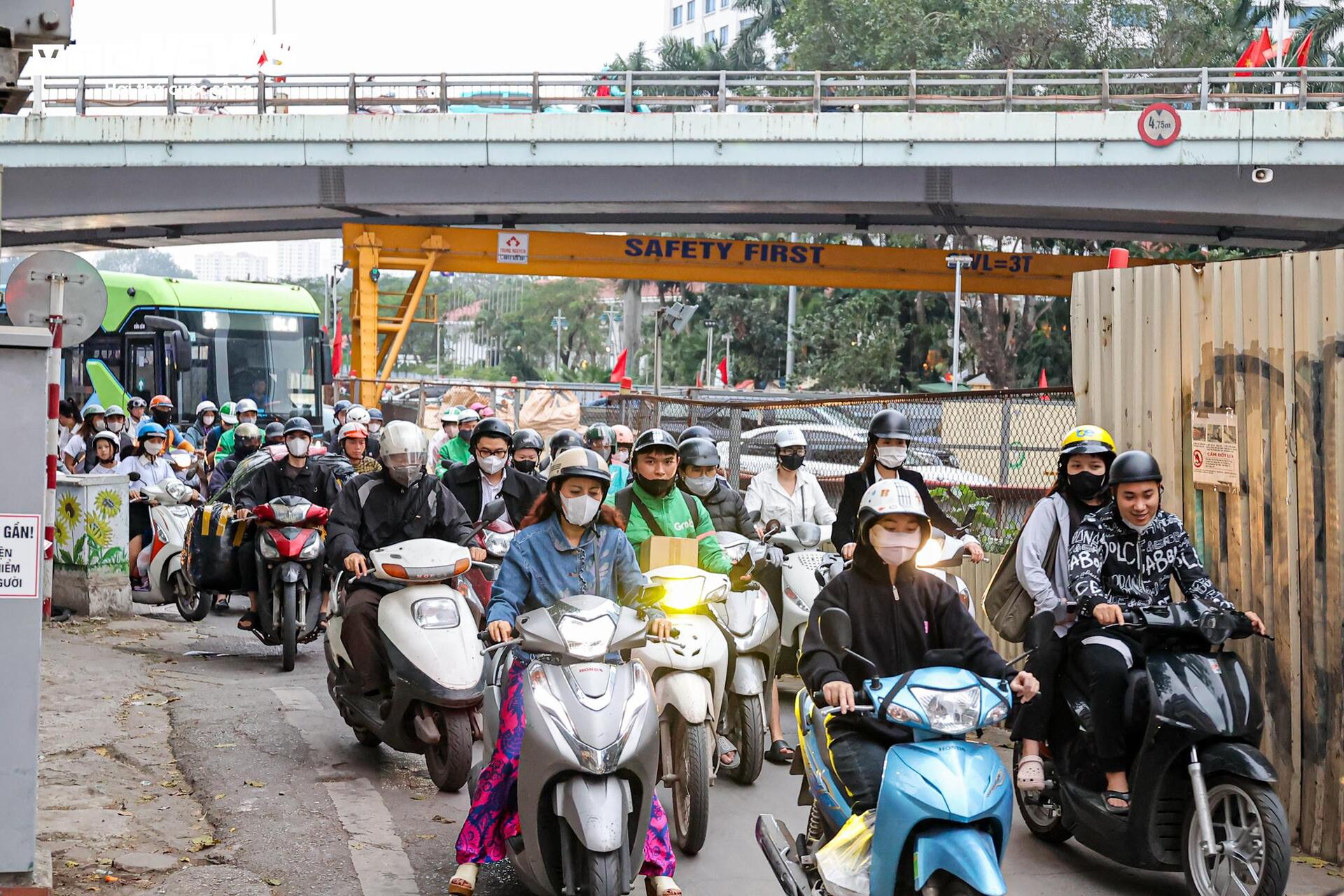 Lô cốt metro Nhổn-ga Hà Nội án ngữ gần chục năm, phố trung tâm thành 'phố chết' - 8
