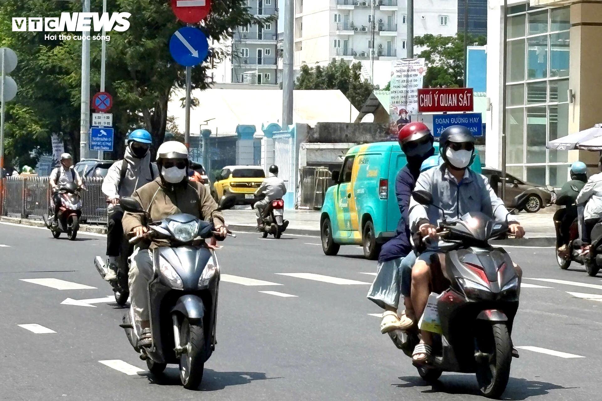 Giá xăng cao, người dân cân nhắc từng lần phải nổ máy xe ra đường - 6