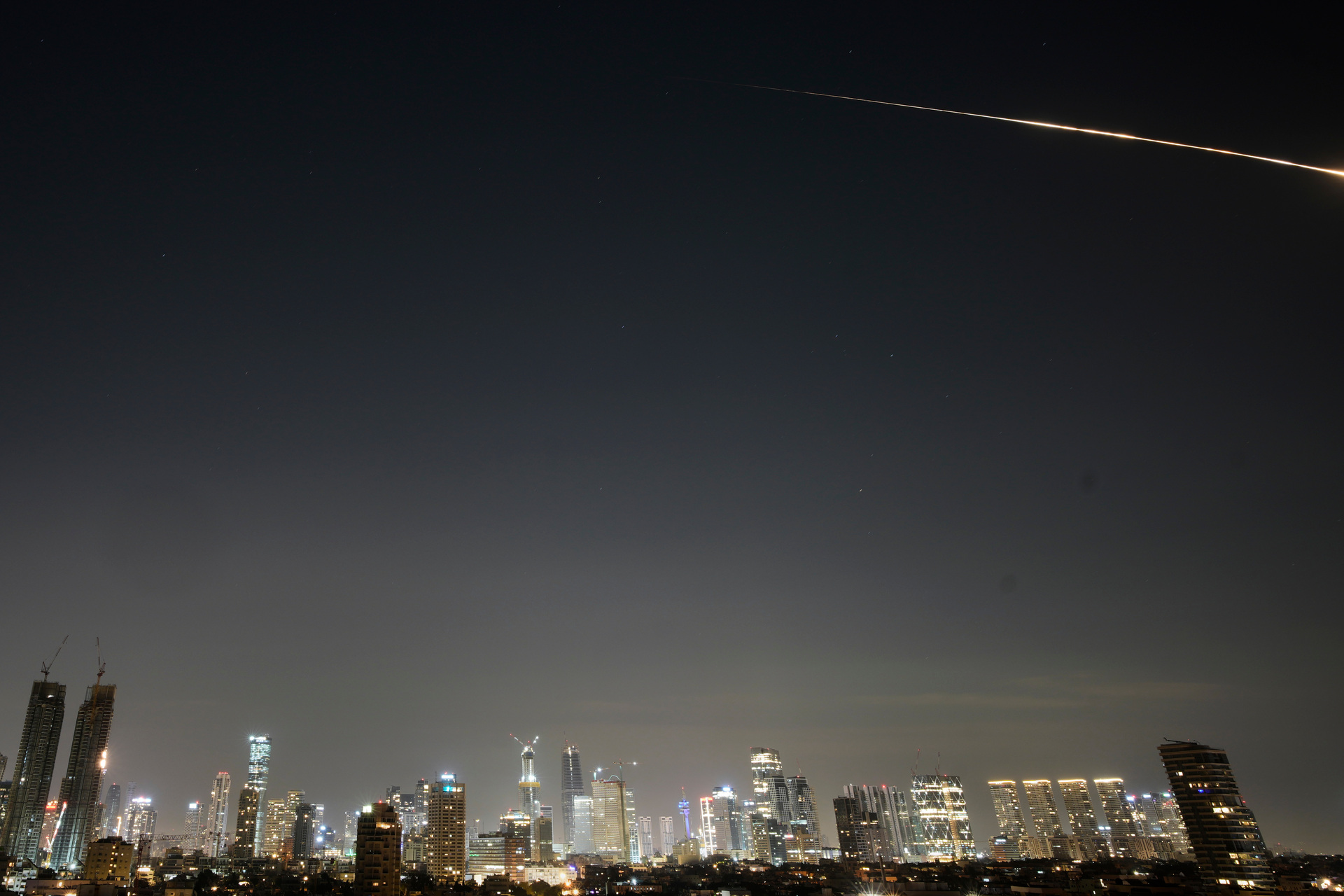 Thủ đô Israel oằn mình hứng 7 đợt tên lửa Iran dội xuống suốt từ đêm đến sáng - 5