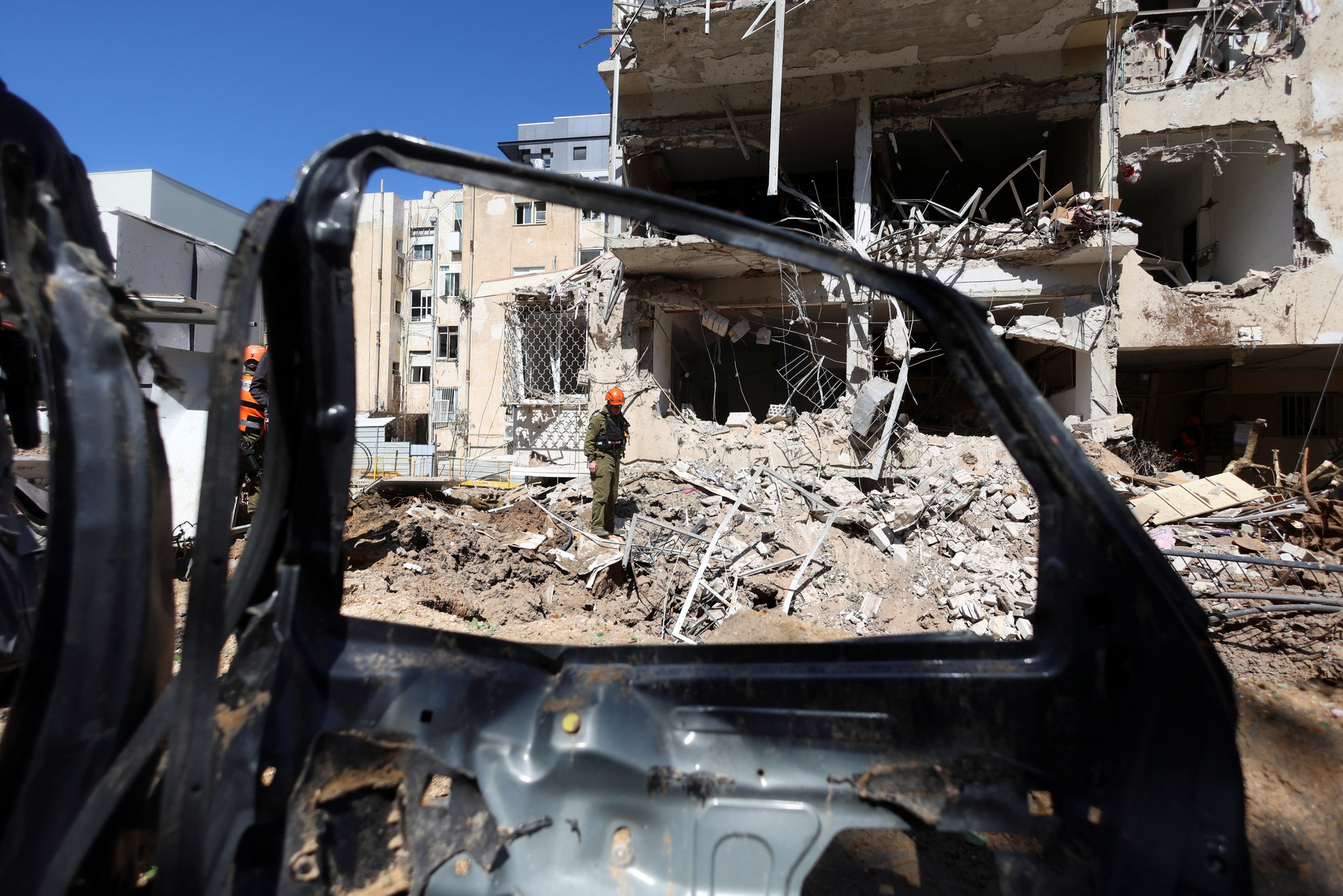 Thủ đô Israel oằn mình hứng 7 đợt tên lửa Iran dội xuống suốt từ đêm đến sáng - 1