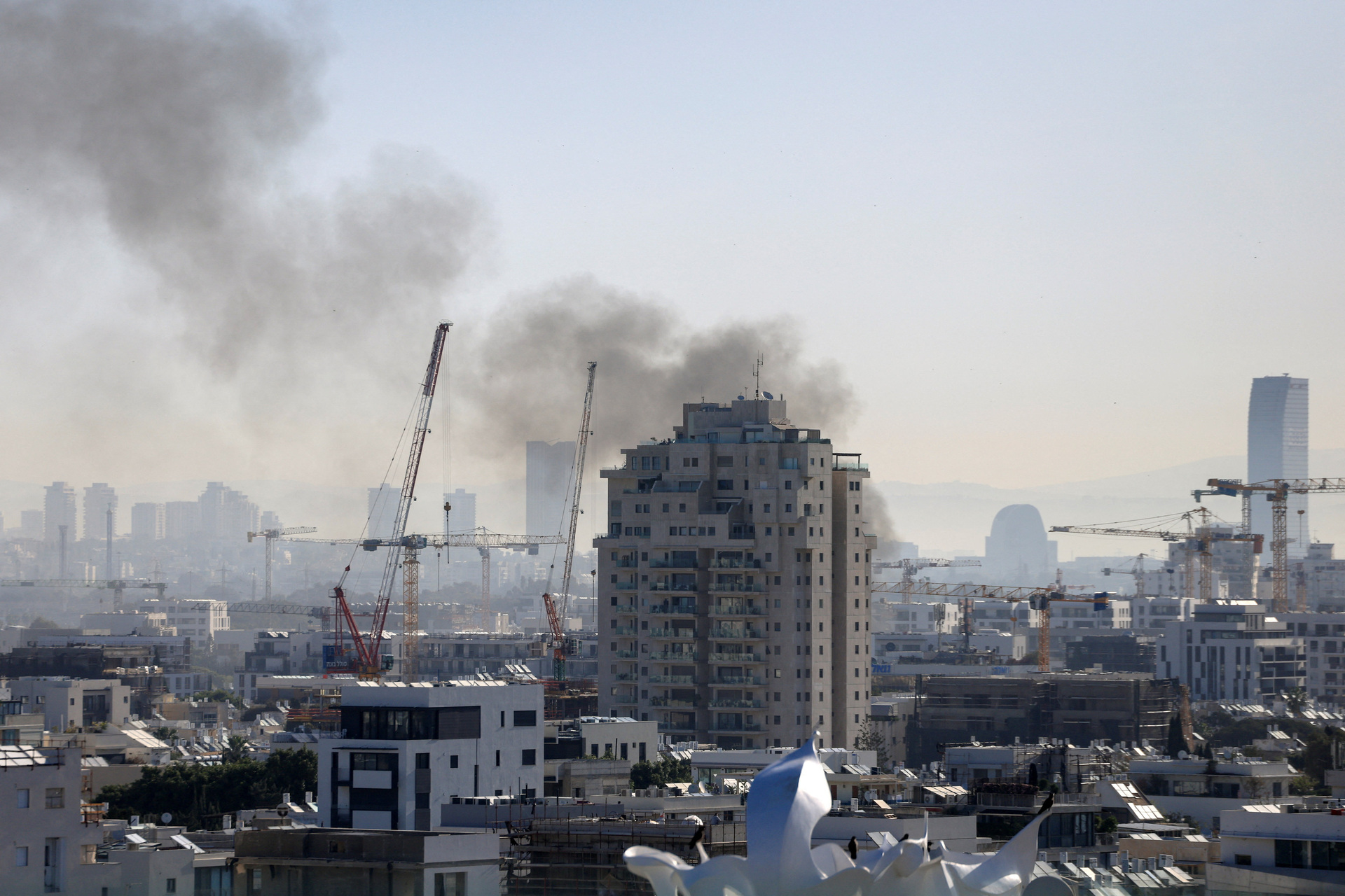 Thủ đô Israel oằn mình hứng 7 đợt tên lửa Iran dội xuống suốt từ đêm đến sáng - 4