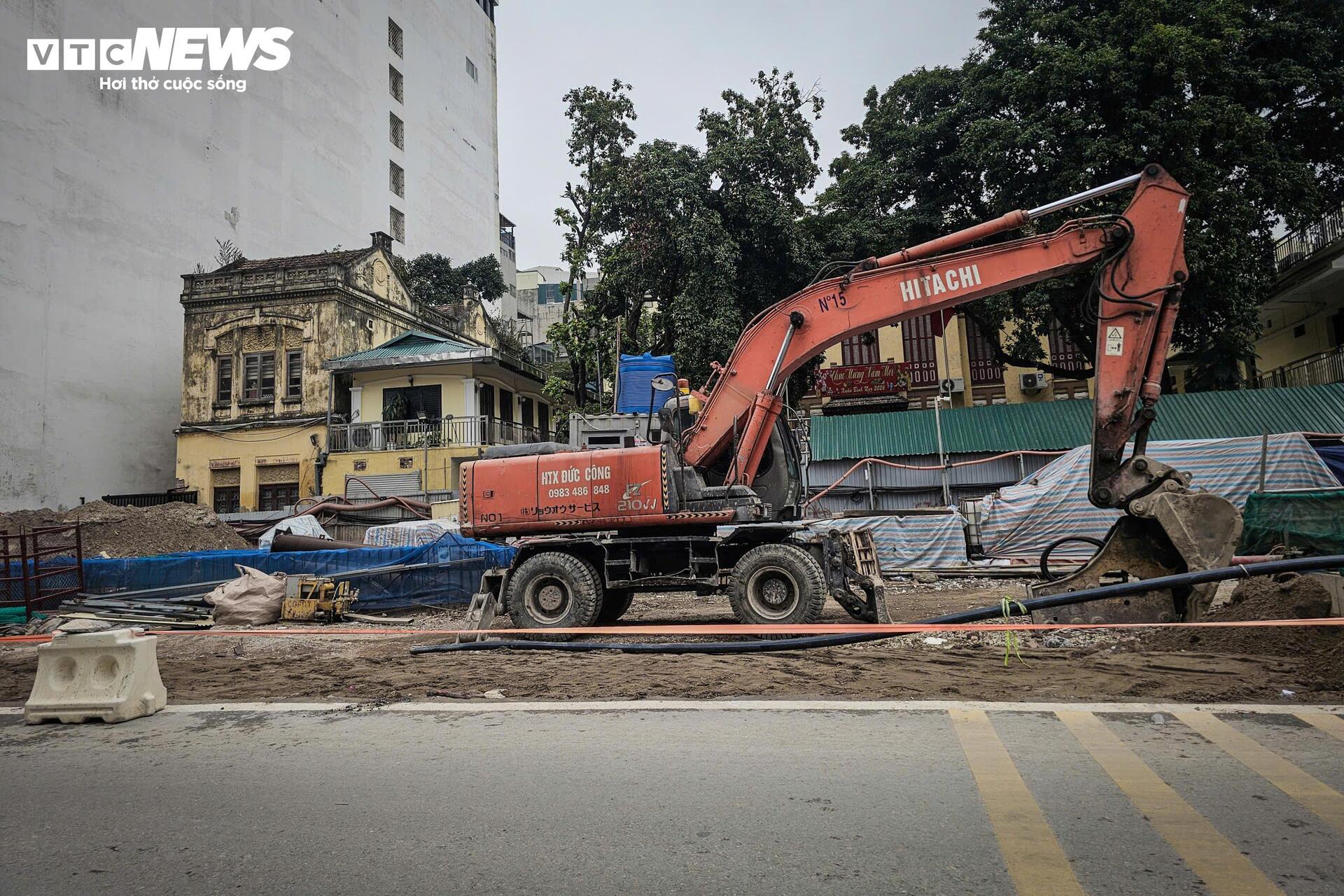 Nhà dân nằm ngay sát công trường thi công ga ngầm tuyến metro Nhổn – ga Hà Nội trên phố Trần Hưng Đạo, chịu ảnh hưởng trực tiếp từ hoạt động xây dựng kéo dài.