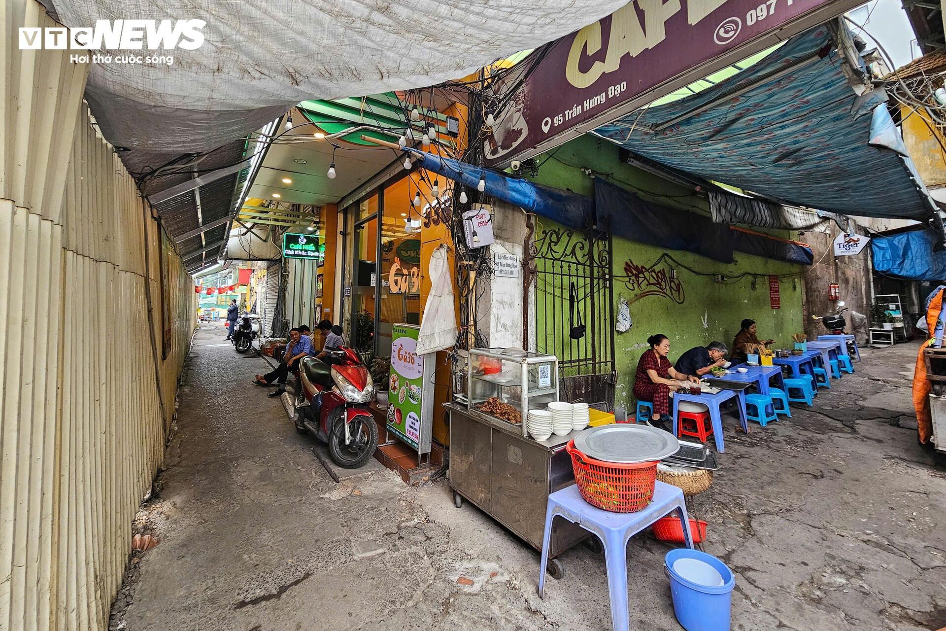 Giờ cao điểm buổi trưa, quán bún chả của bà Yến chỉ có vài khách.