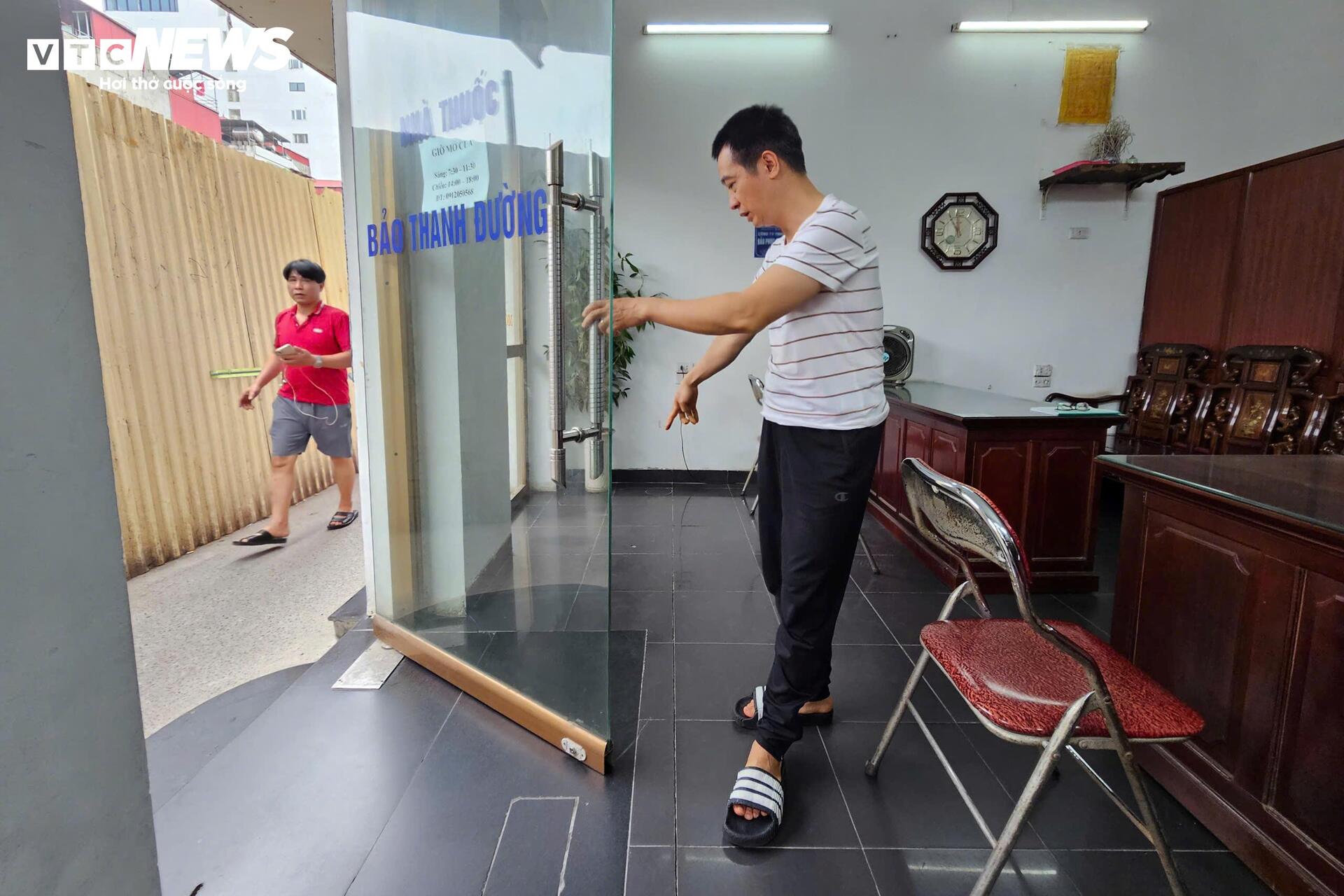 Anh Nguyễn Đăng Thu cho biết nền nhà xuất hiện tình trạng lún, nứt sau thời gian dài sống cạnh công trường thi công metro trên phố Trần Hưng Đạo.