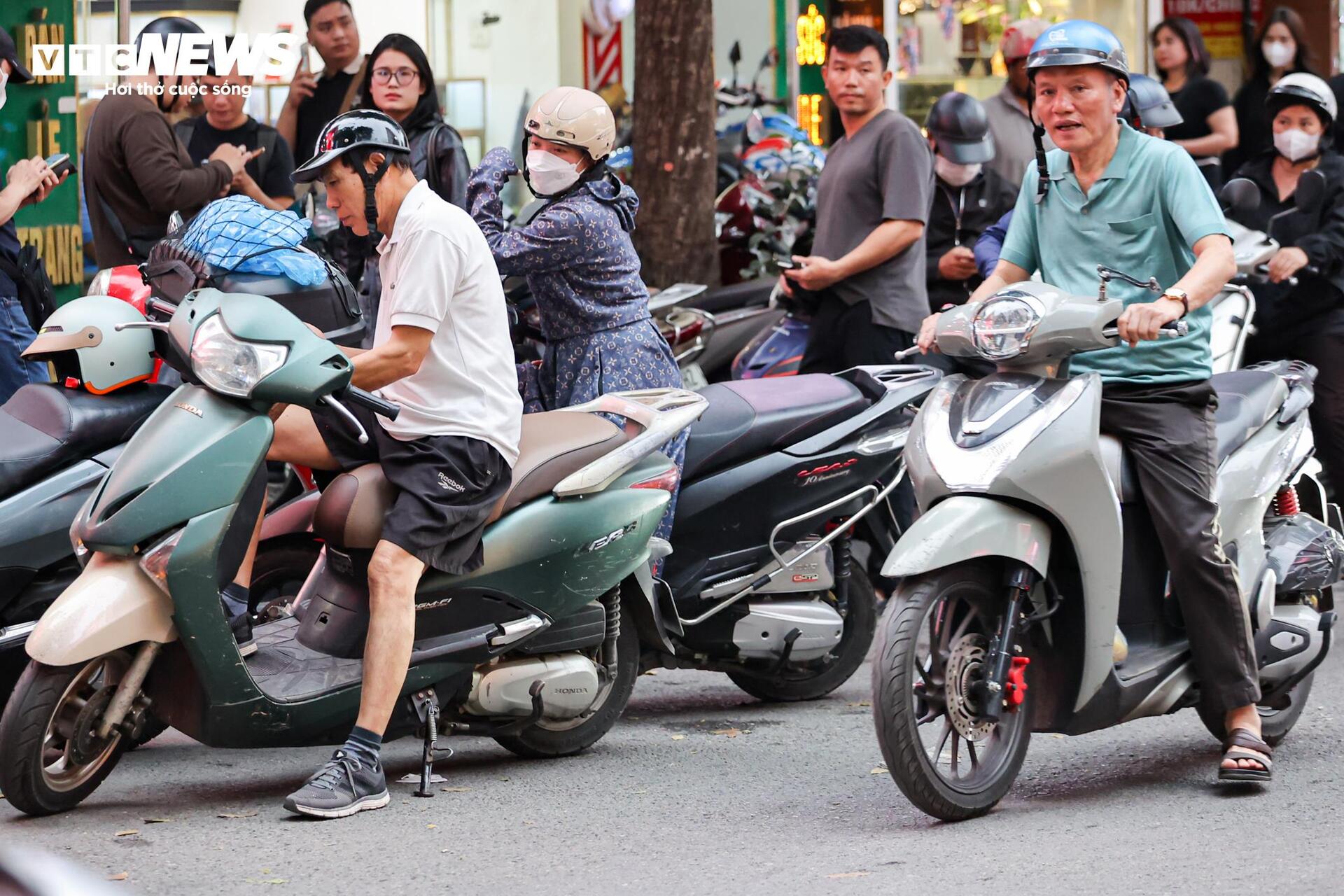 Công an thu giữ nhiều thùng tài liệu tại 2 cửa hàng Bảo Tín Minh Châu ở Hà Nội - 8