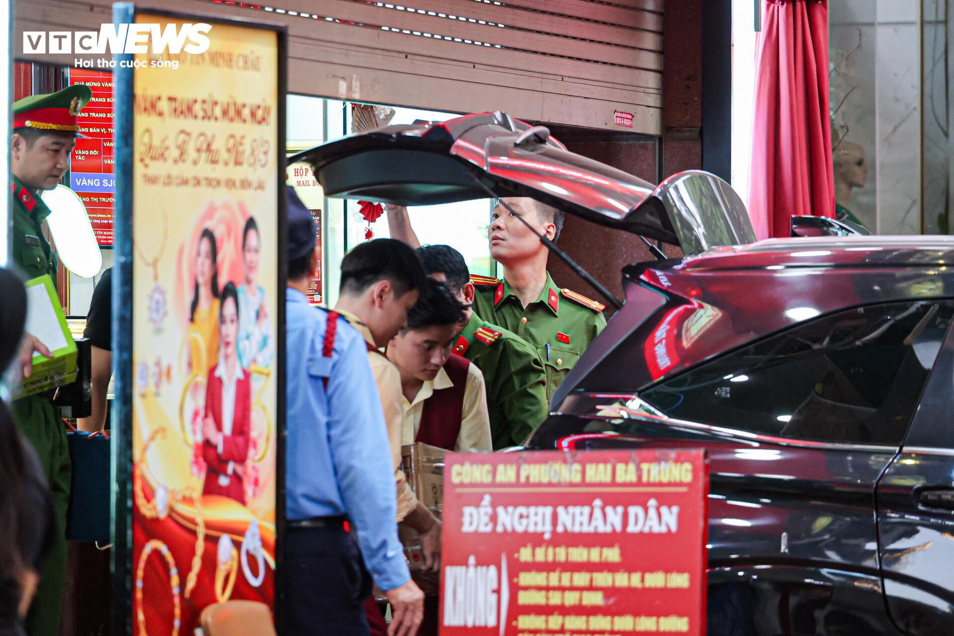 Công an thu giữ nhiều thùng tài liệu tại 2 cửa hàng Bảo Tín Minh Châu ở Hà Nội - 7