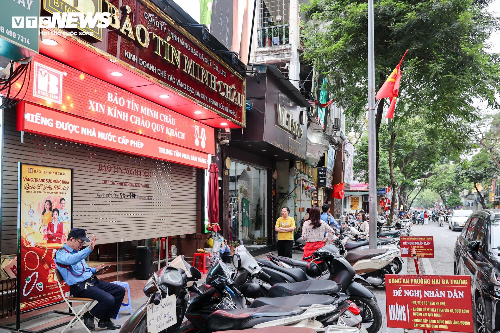 Công an thu giữ nhiều thùng tài liệu tại 2 cửa hàng Bảo Tín Minh Châu ở Hà Nội- Ảnh 5.