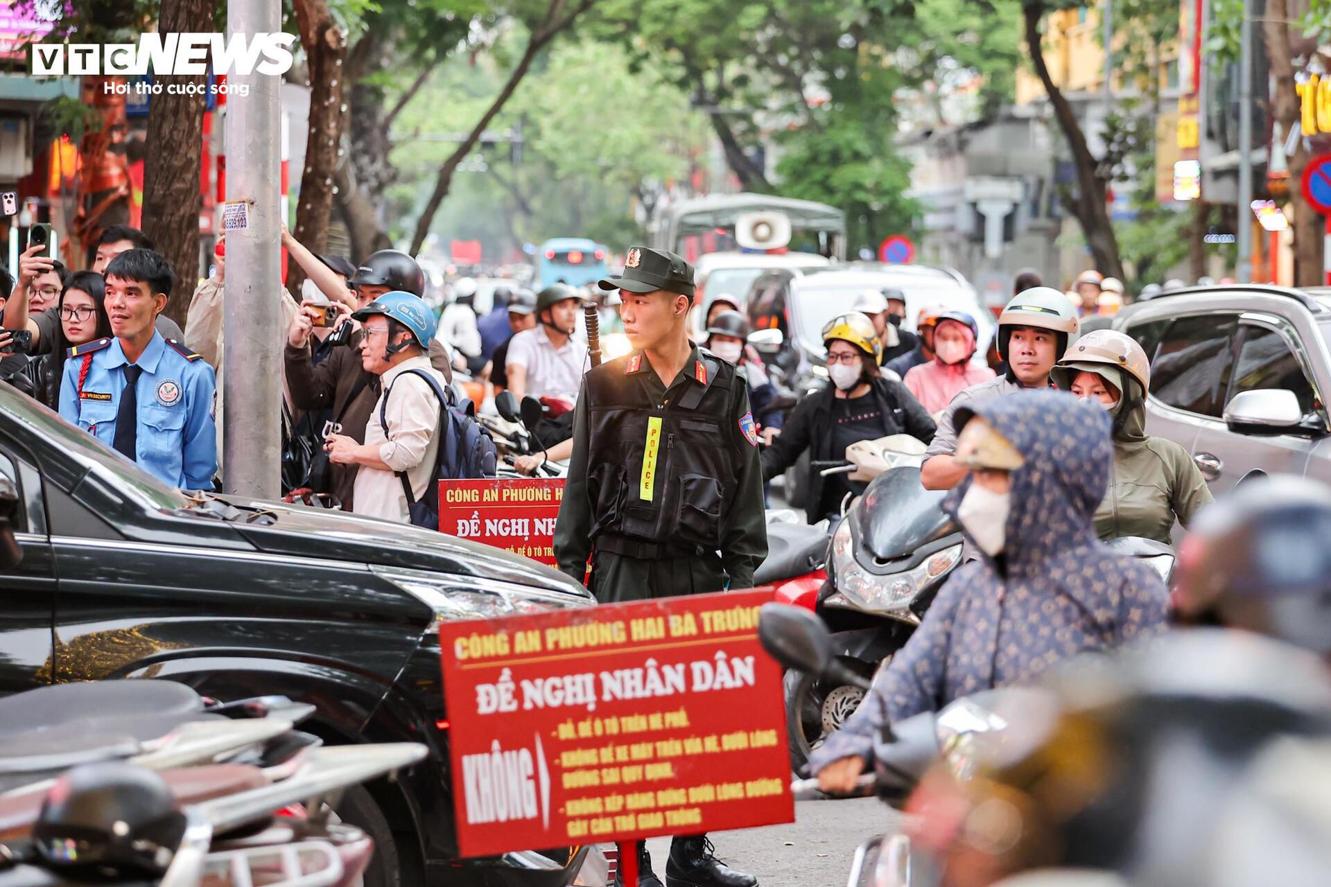 Công an thu giữ nhiều thùng tài liệu tại 2 cửa hàng Bảo Tín Minh Châu ở Hà Nội- Ảnh 9.