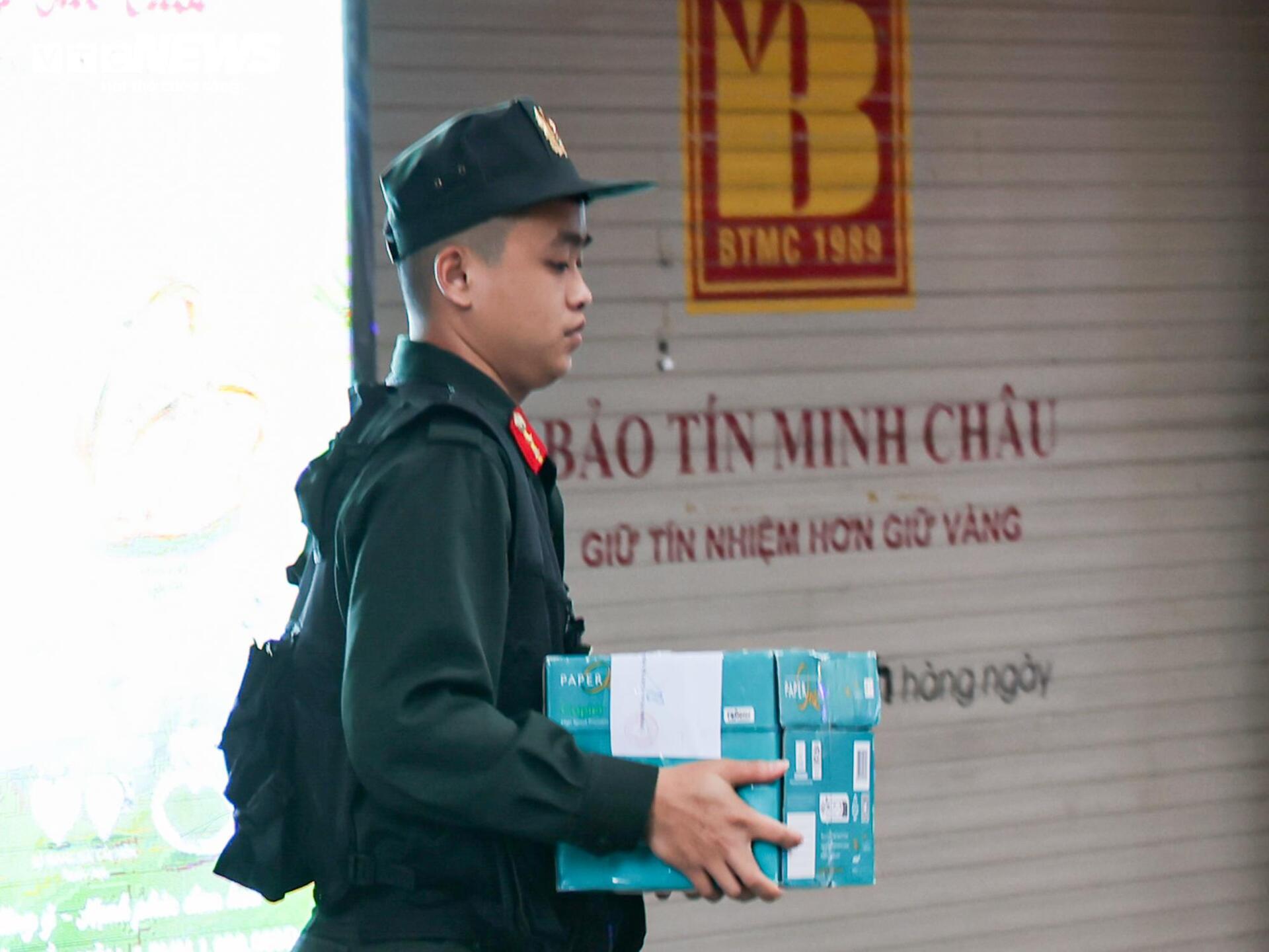 Công an thu giữ nhiều thùng tài liệu tại 2 cửa hàng Bảo Tín Minh Châu ở Hà Nội - 3