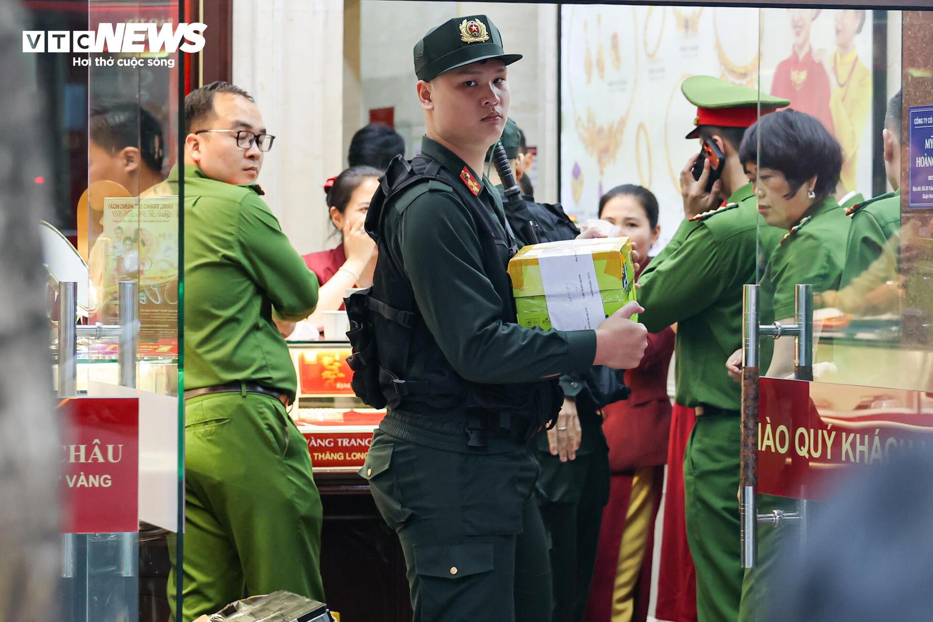 Công an thu giữ nhiều thùng tài liệu tại 2 cửa hàng Bảo Tín Minh Châu ở Hà Nội- Ảnh 2.