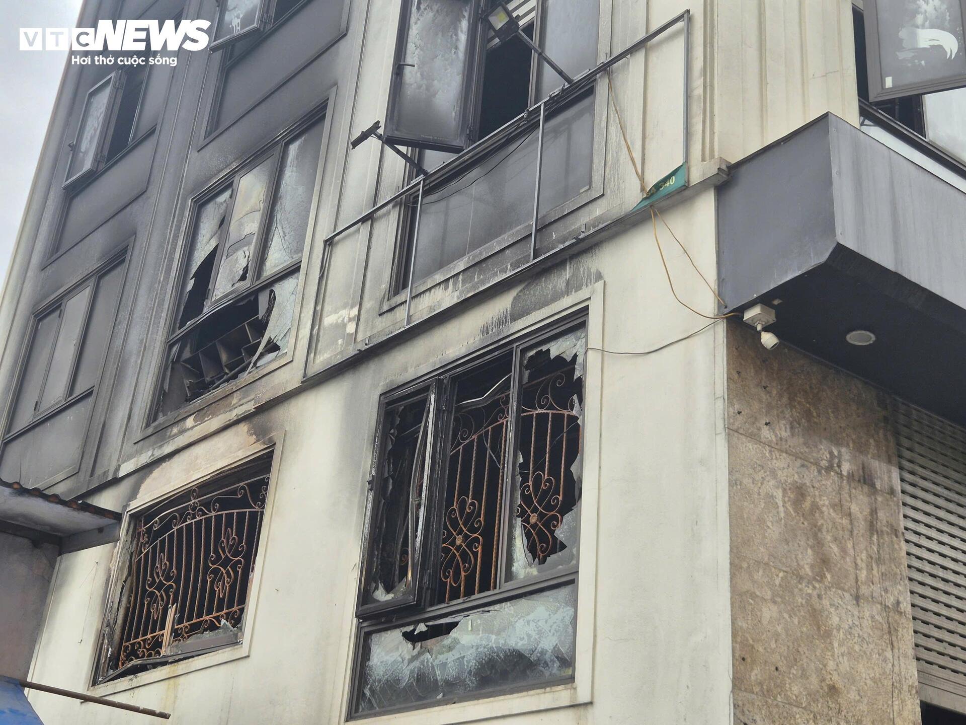 Cận cảnh lối thoát hiểm trên mái nhà cứu 7 người trong vụ cháy ở Hà Nội - 5