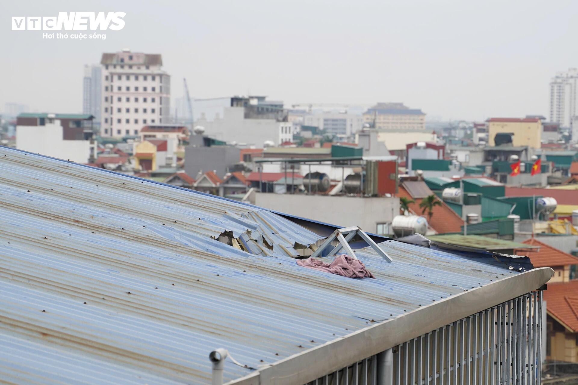 Cận cảnh lối thoát hiểm trên mái nhà cứu 7 người trong vụ cháy ở Hà Nội - 8