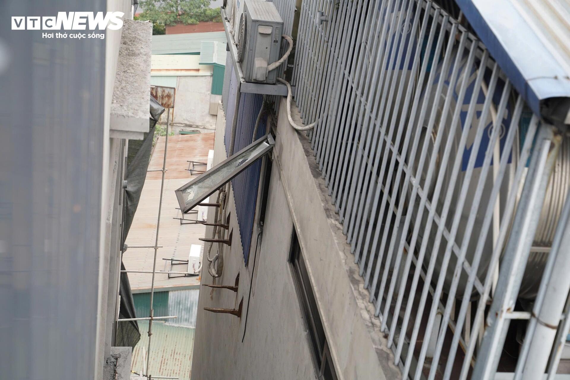 Cận cảnh lối thoát hiểm trên mái nhà cứu 7 người trong vụ cháy ở Hà Nội - 10