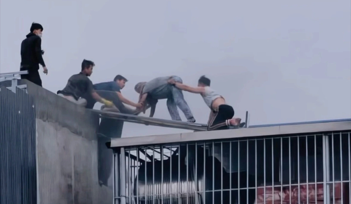 Khi tạo được lối thoát, người dân nhanh chóng mang thang tới, lần lượt đưa các nạn nhân lên mái nhà, thoát sang nhà hàng xóm.