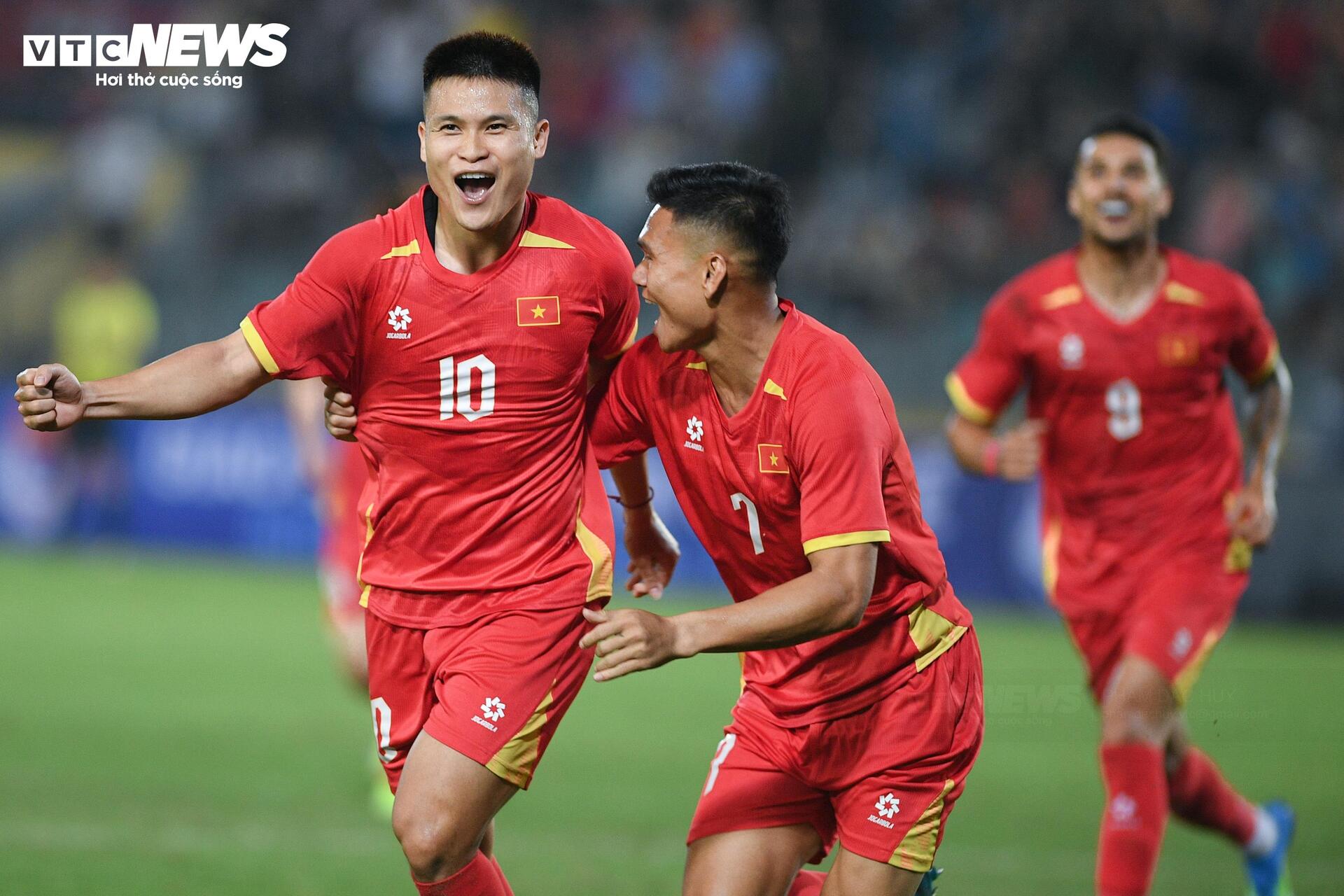 Dàn sao CLB Hà Nội bùng nổ, tuyển Việt Nam thắng dễ Bangladesh - 7