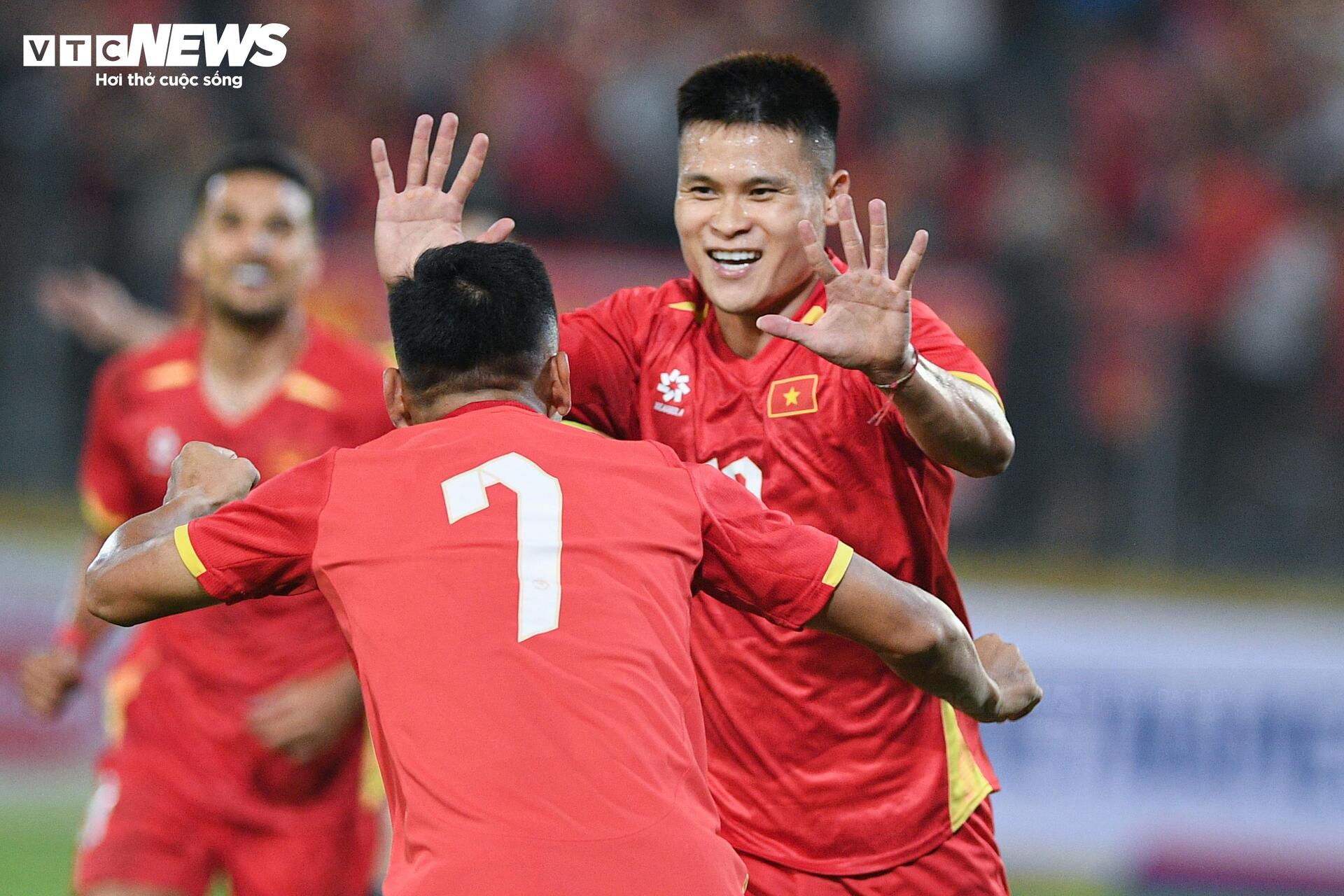 Dàn sao CLB Hà Nội bùng nổ, tuyển Việt Nam thắng dễ Bangladesh - 6