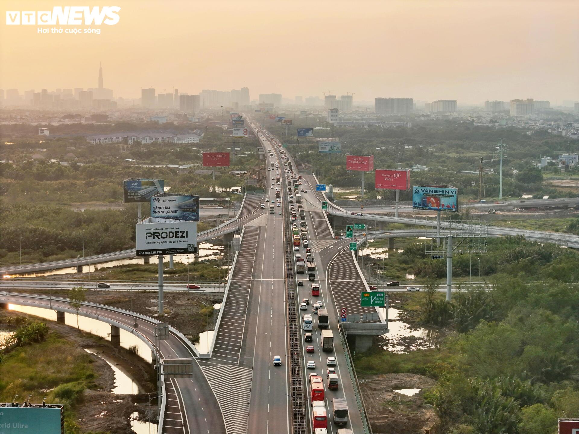 Cận cảnh cao tốc TP.HCM - Long Thành sau hơn nửa năm thi công mở rộng - 12